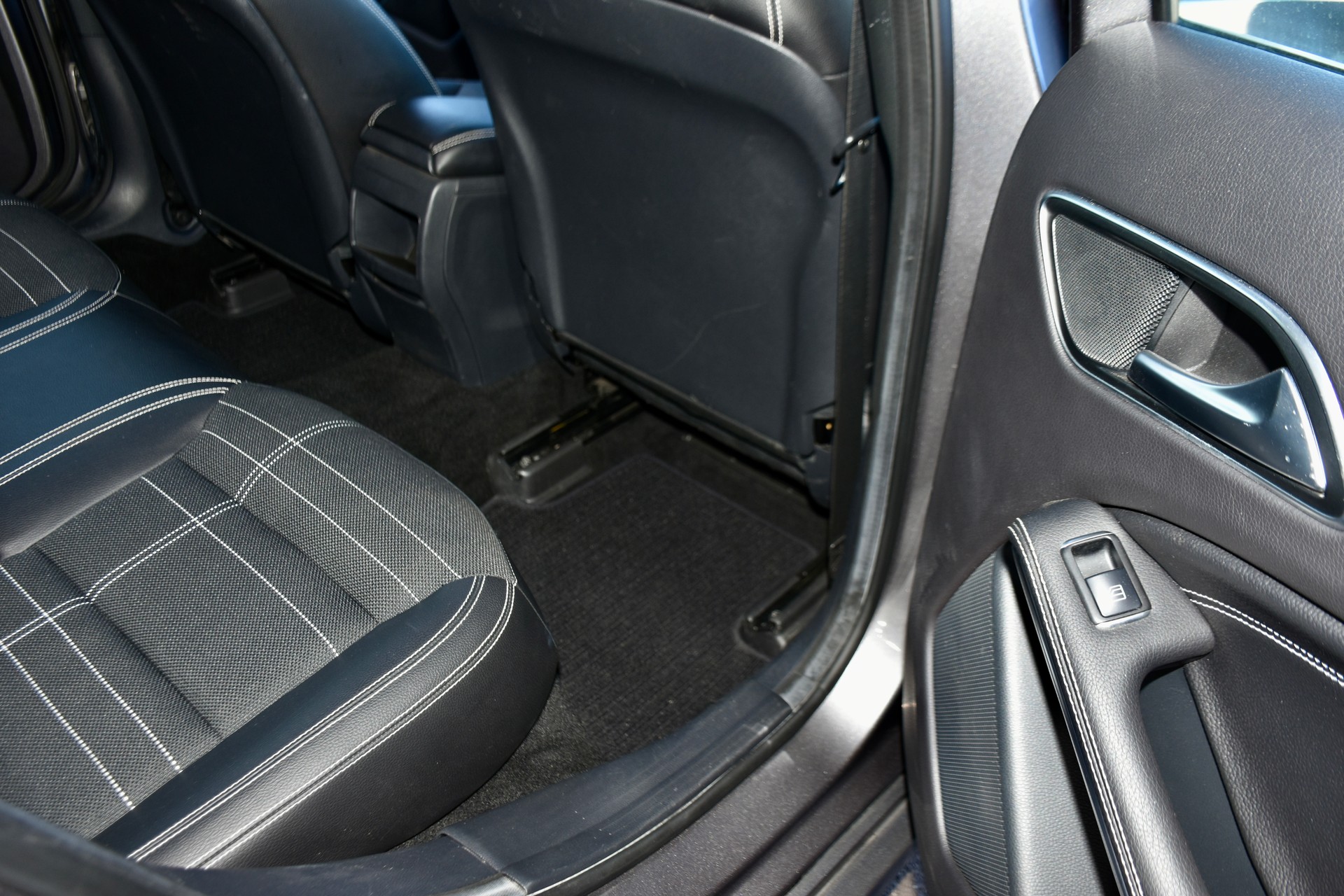 MERCEDES-BENZ A 180 Style 7G-DCT-image-7