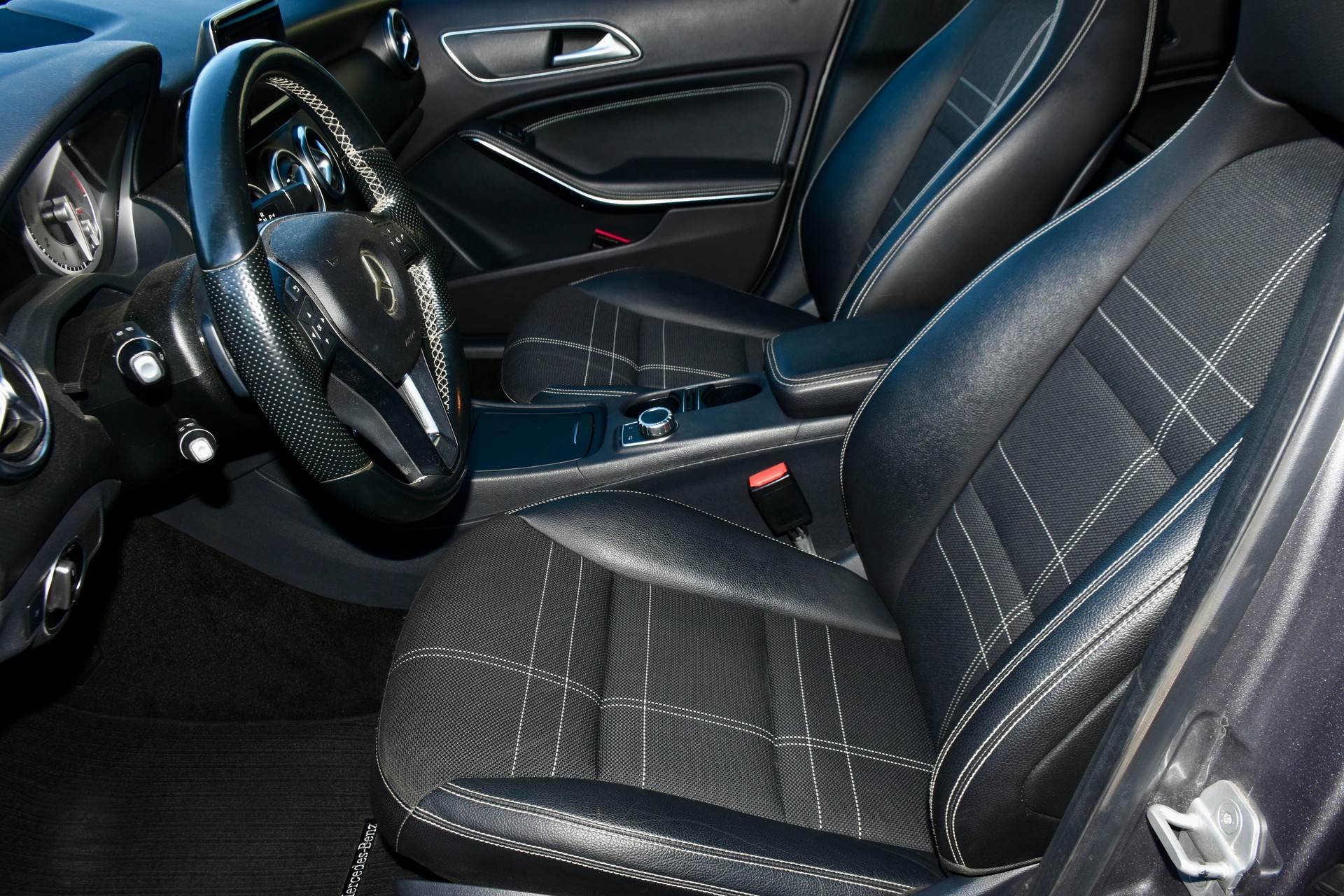 MERCEDES-BENZ A 180 Style 7G-DCT-image-4