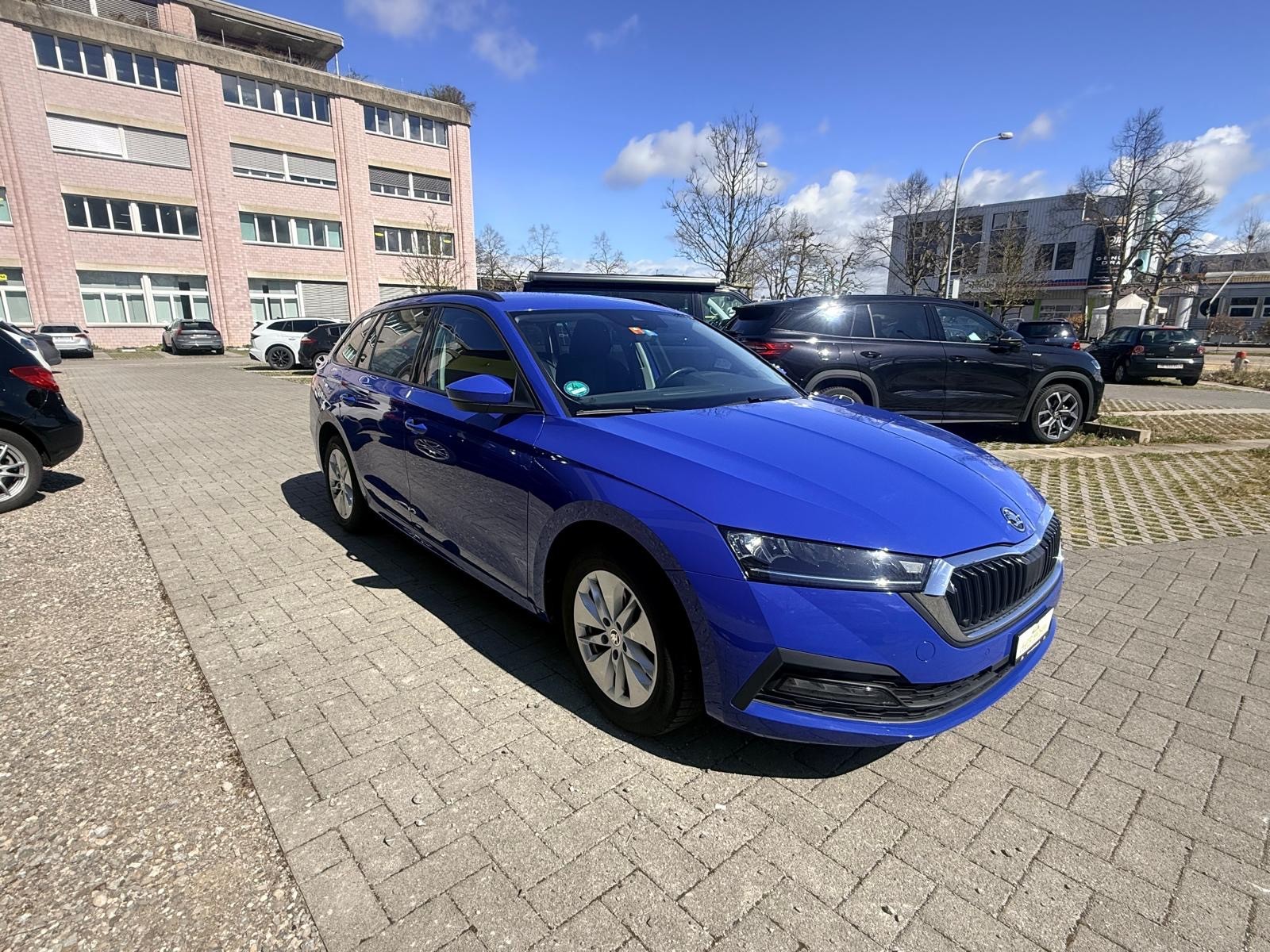 SKODA Octavia Combi 2.0 TDI DSG Ambition-image-2