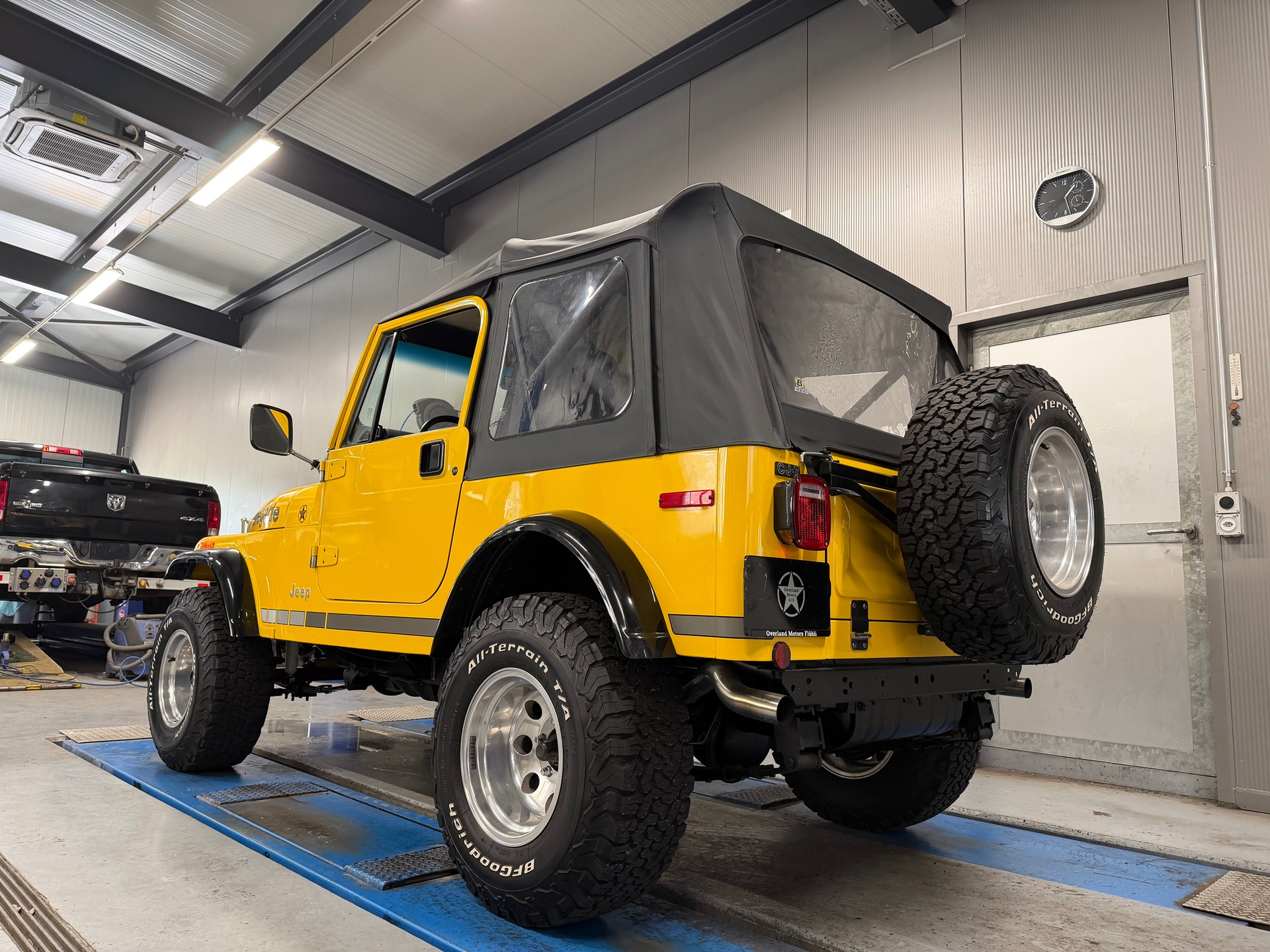 JEEP V8-showroom-element-2