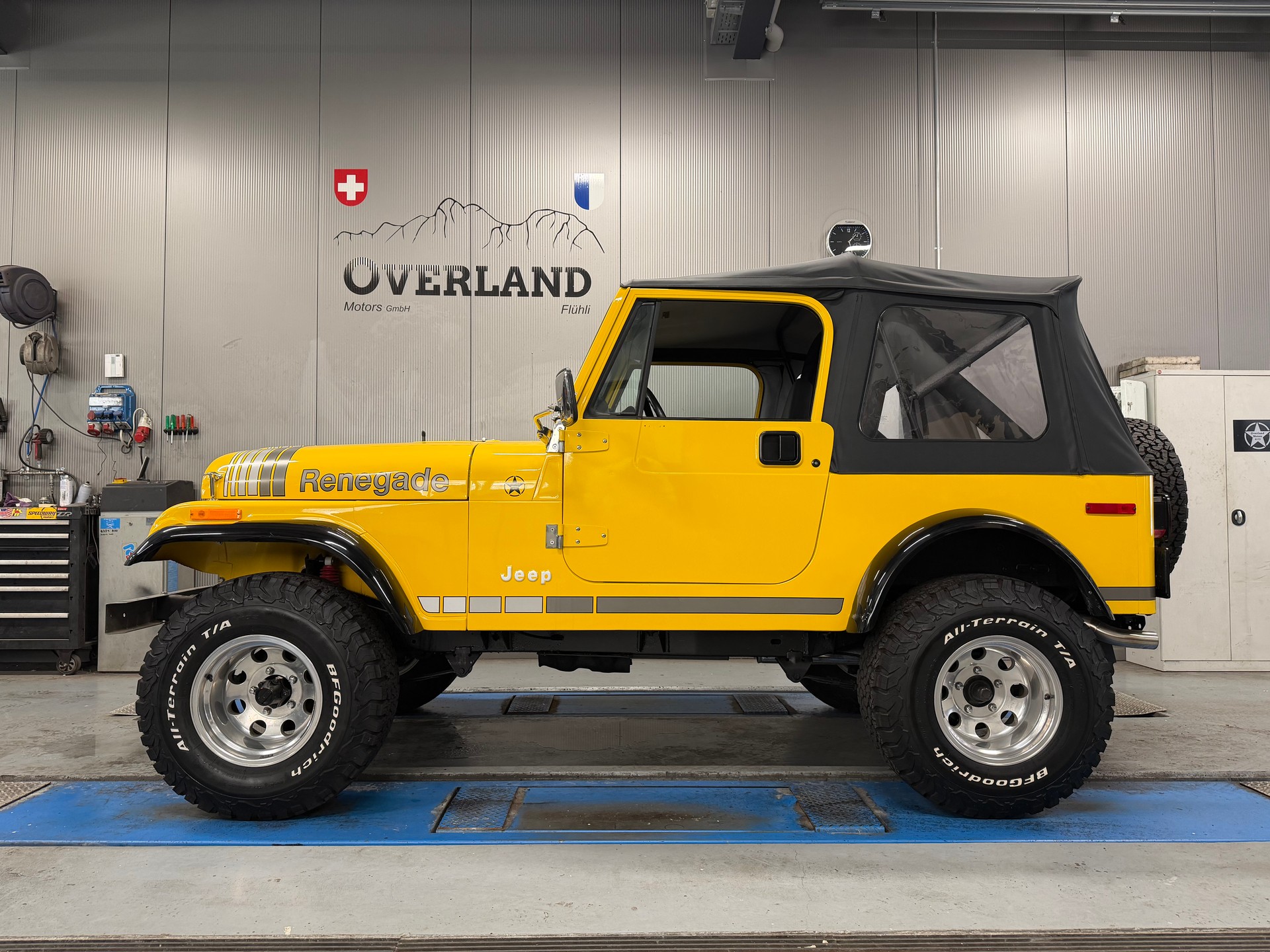 JEEP V8-showroom-element-1