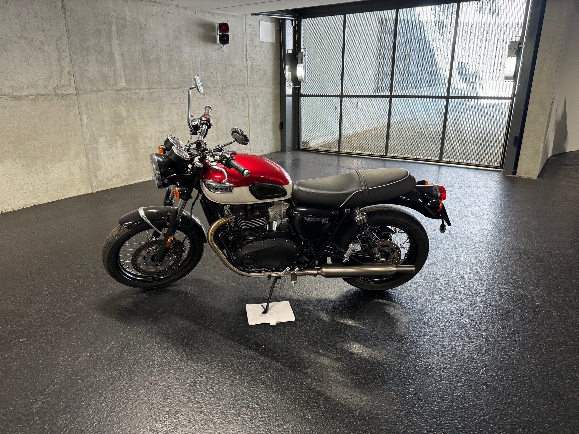 TRIUMPH Bonneville 900 T 100-image-3