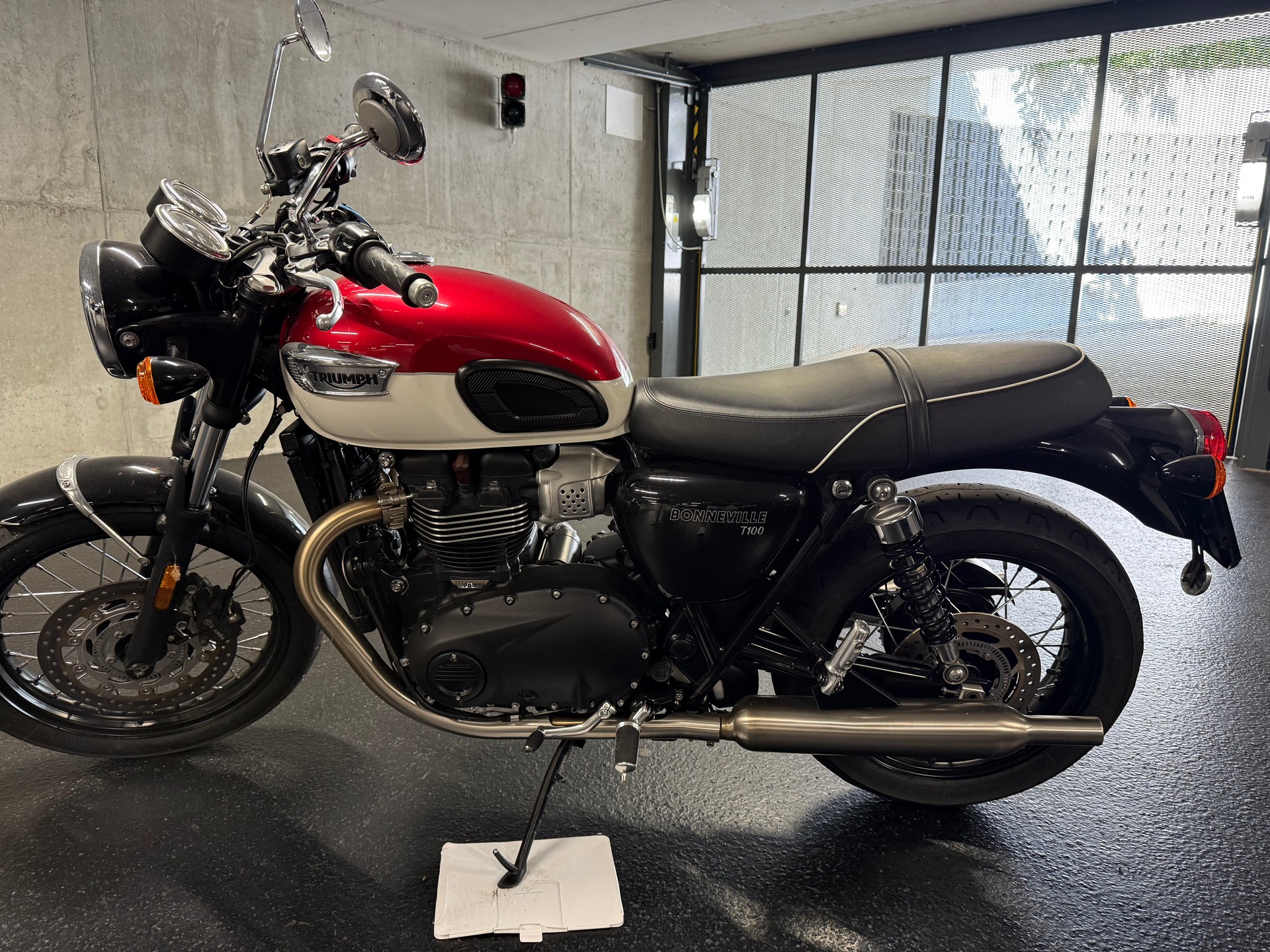 TRIUMPH Bonneville 900 T 100-image-1