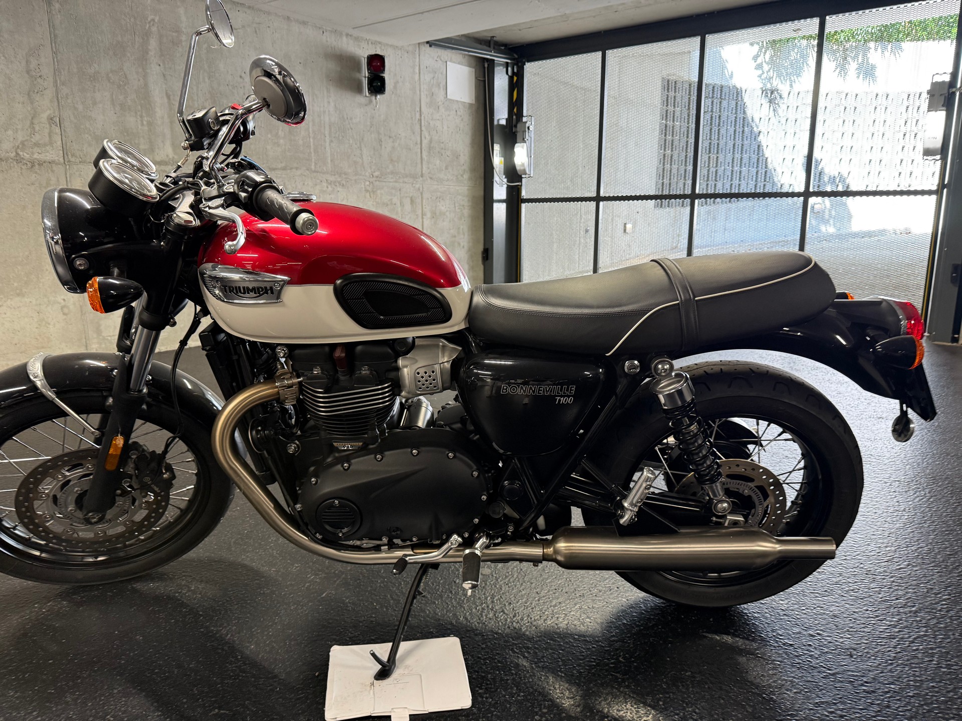 TRIUMPH Bonneville 900 T 100-image-2
