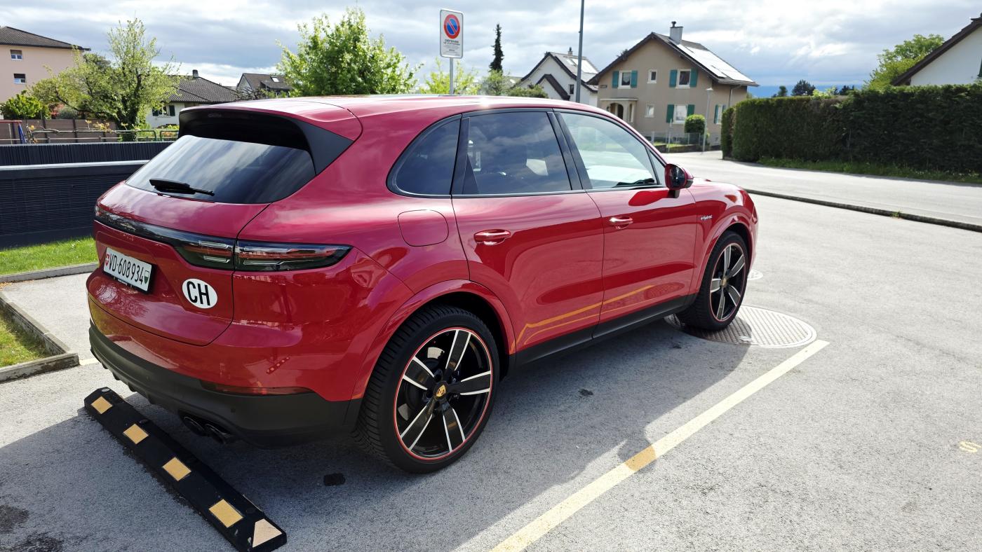 PORSCHE Cayenne E-Hybrid-showroom-element-2