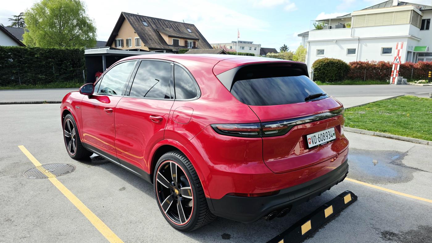 PORSCHE Cayenne E-Hybrid-showroom-element-3