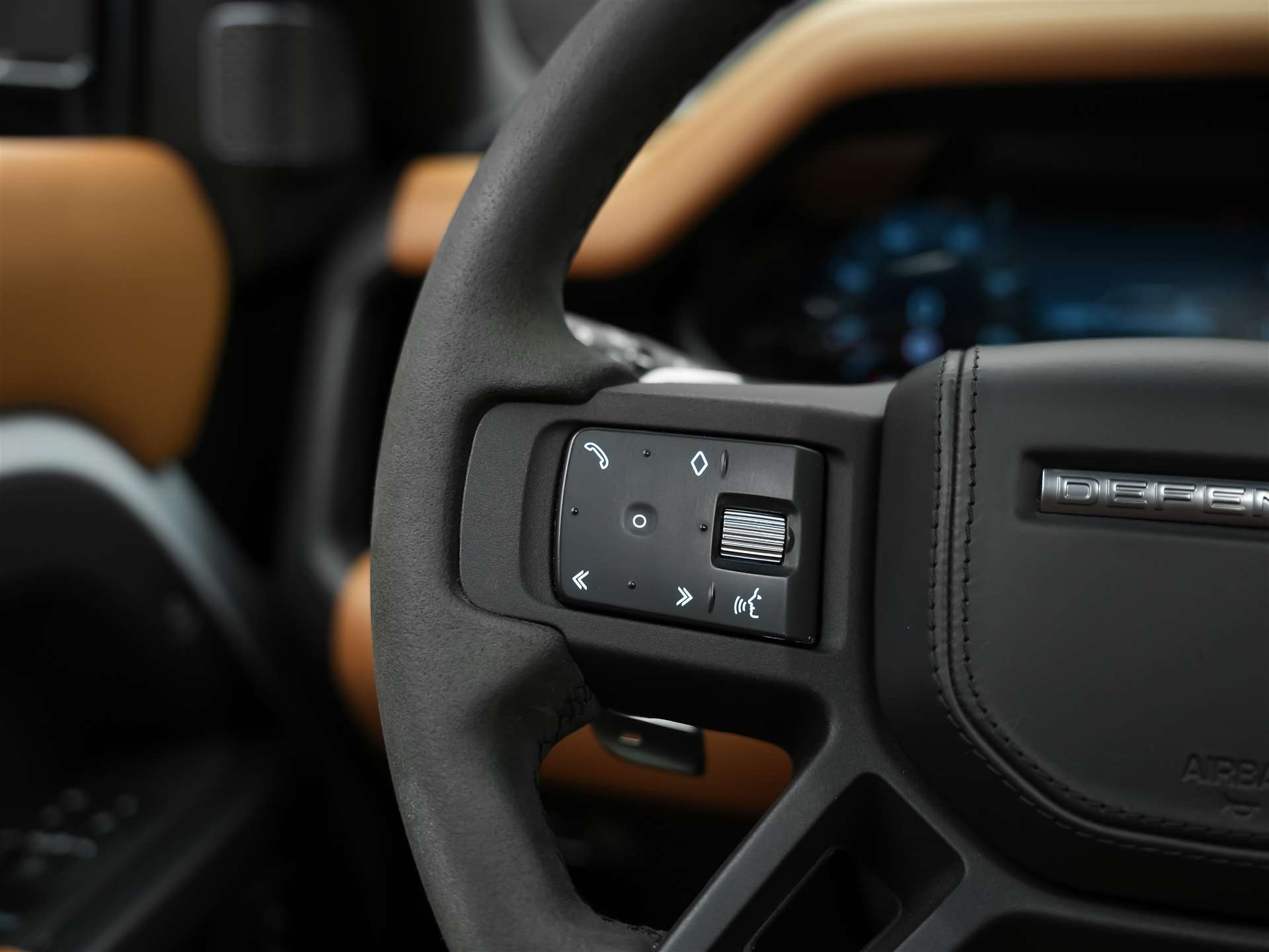 LAND ROVER Defender 110 5.0 V8 SC *URBAN*24" Felgen*AHK*-image-28