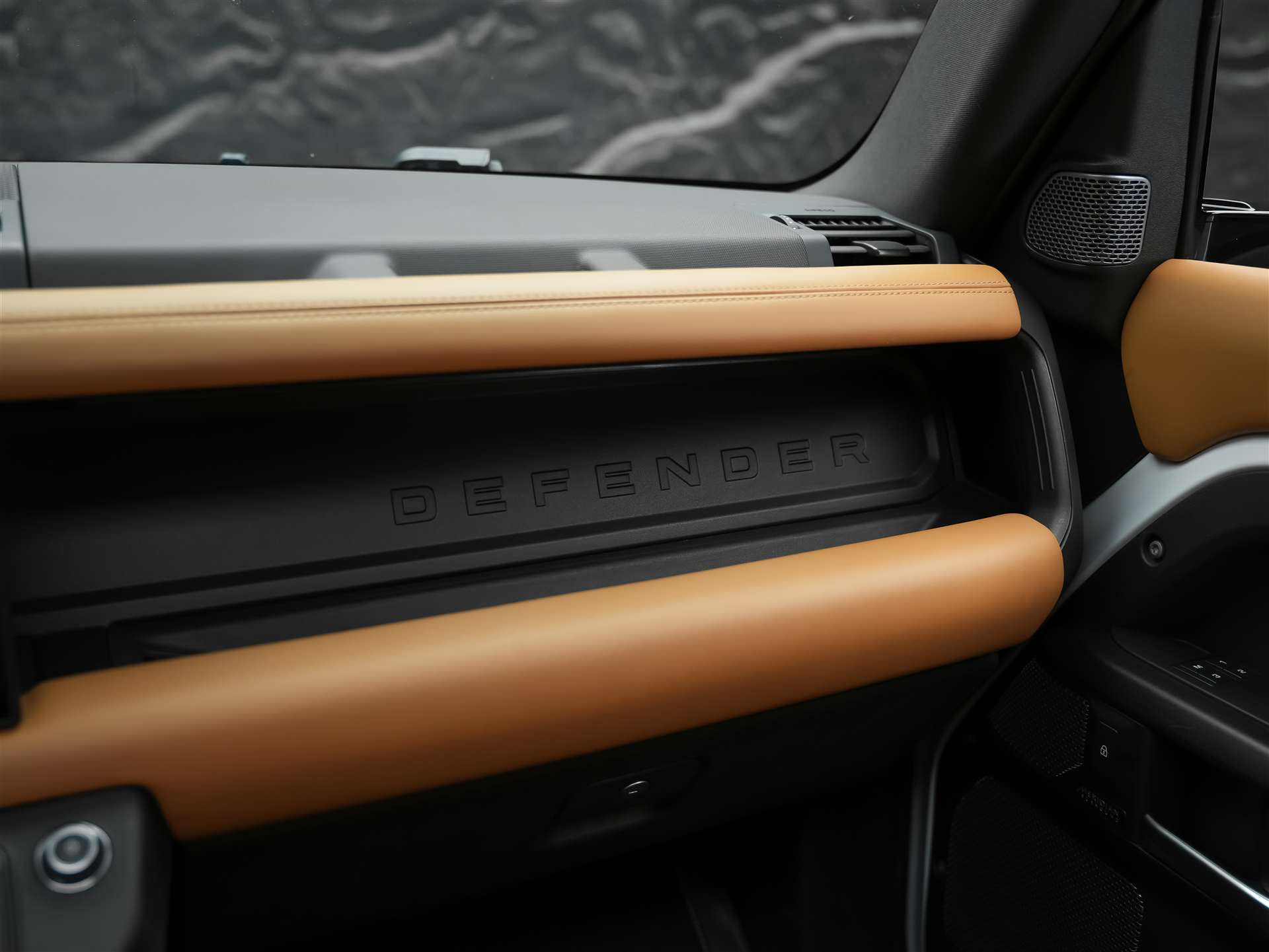 LAND ROVER Defender 110 5.0 V8 SC *URBAN*24" Felgen*AHK*-image-25