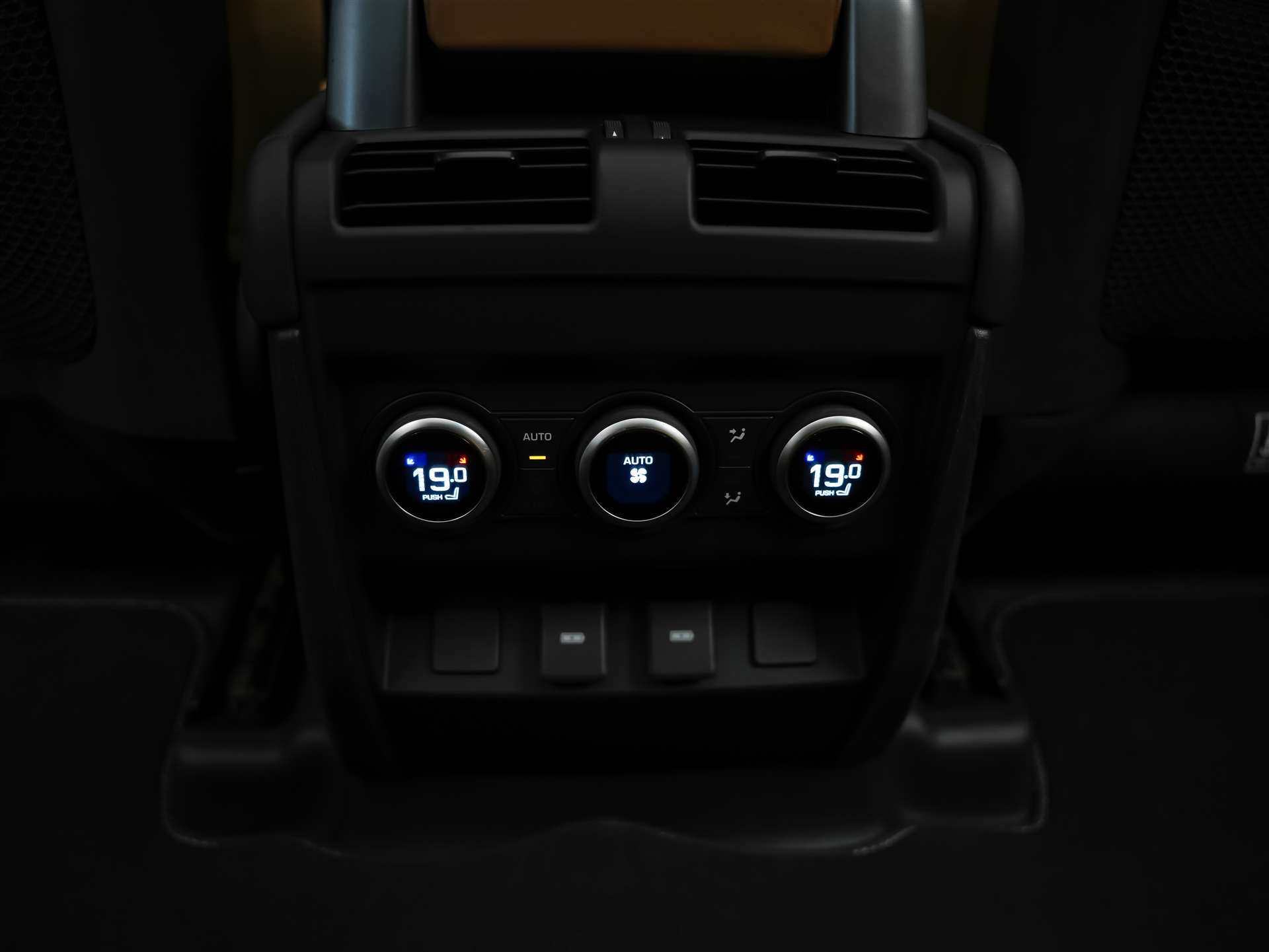 LAND ROVER Defender 110 5.0 V8 SC *URBAN*24" Felgen*AHK*-image-14