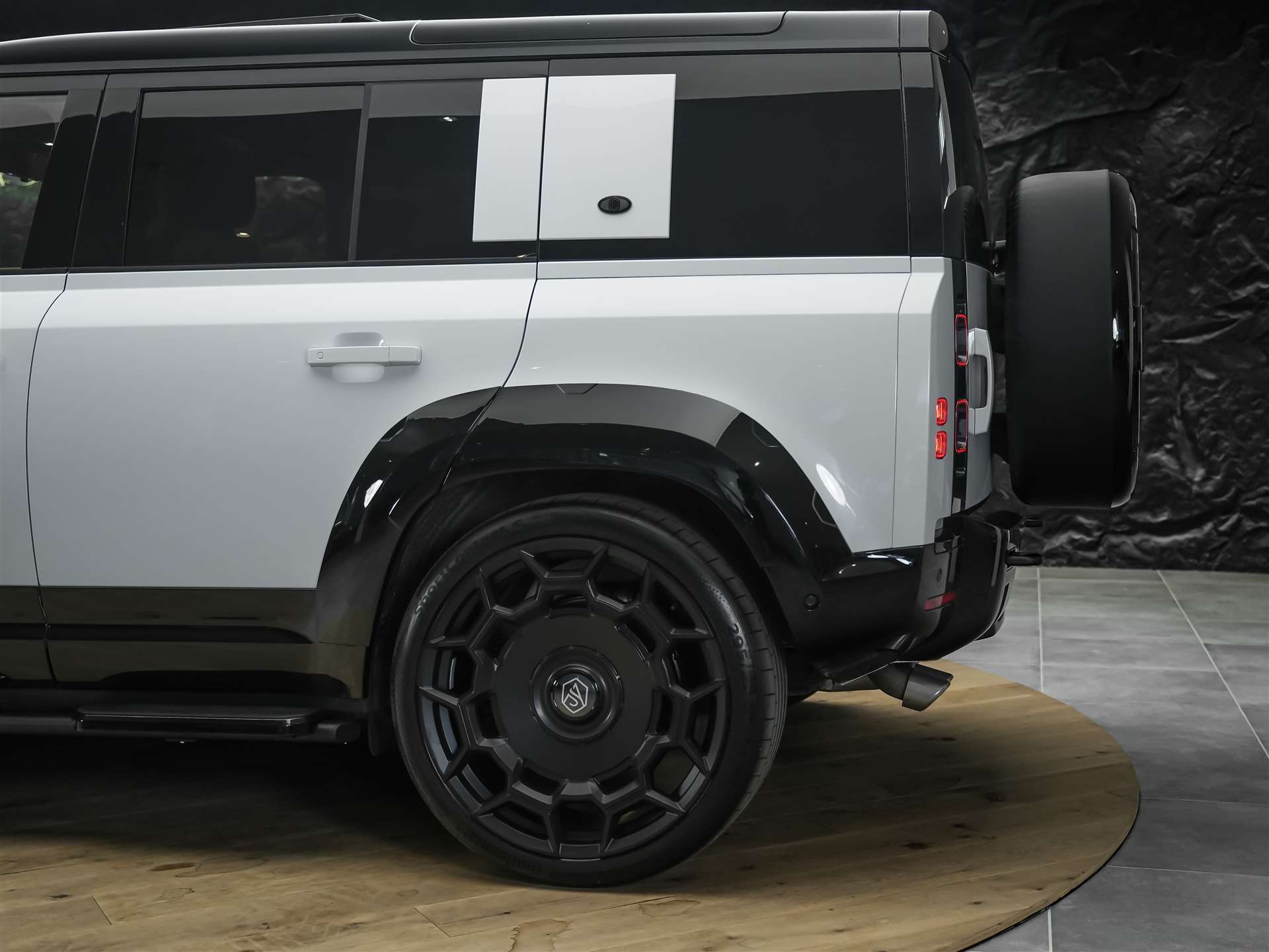 LAND ROVER Defender 110 5.0 V8 SC *URBAN*24" Felgen*AHK*-image-19