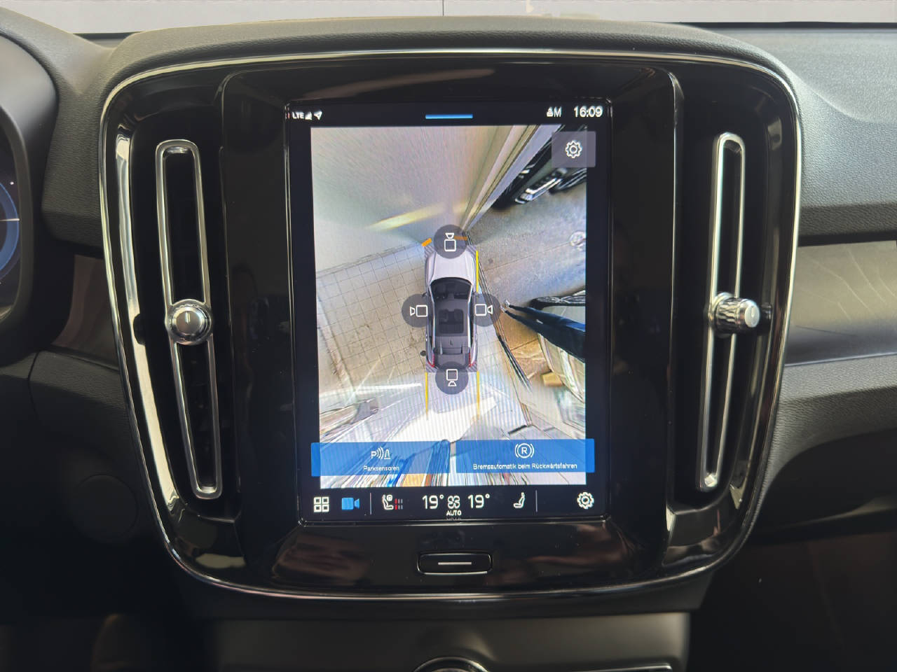 VOLVO C40 P8 Twin Recharge AWD-image-12