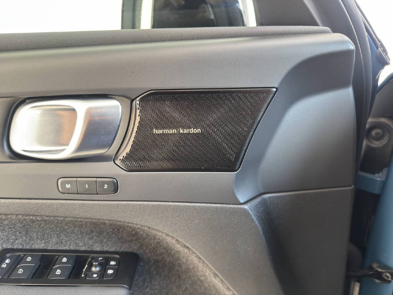 VOLVO C40 P8 Twin Recharge AWD-image-11