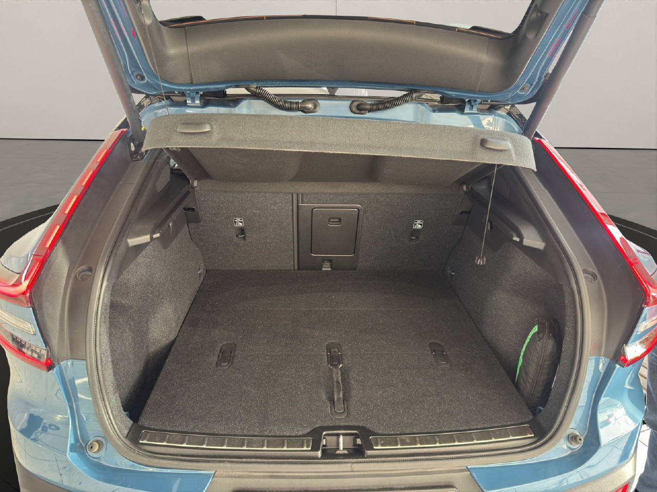 VOLVO C40 P8 Twin Recharge AWD-image-14