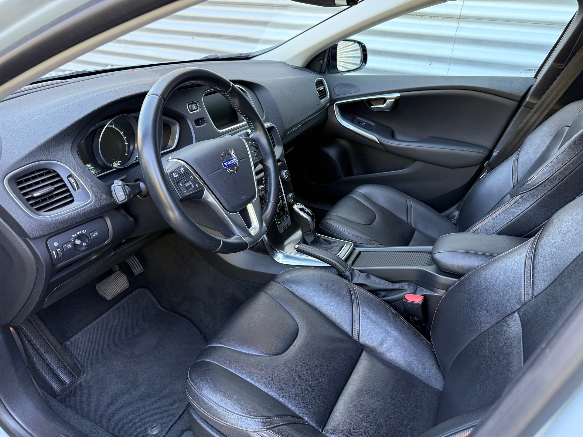 VOLVO V40 Cross Country T5 AWD Summum Geartronic-image-14