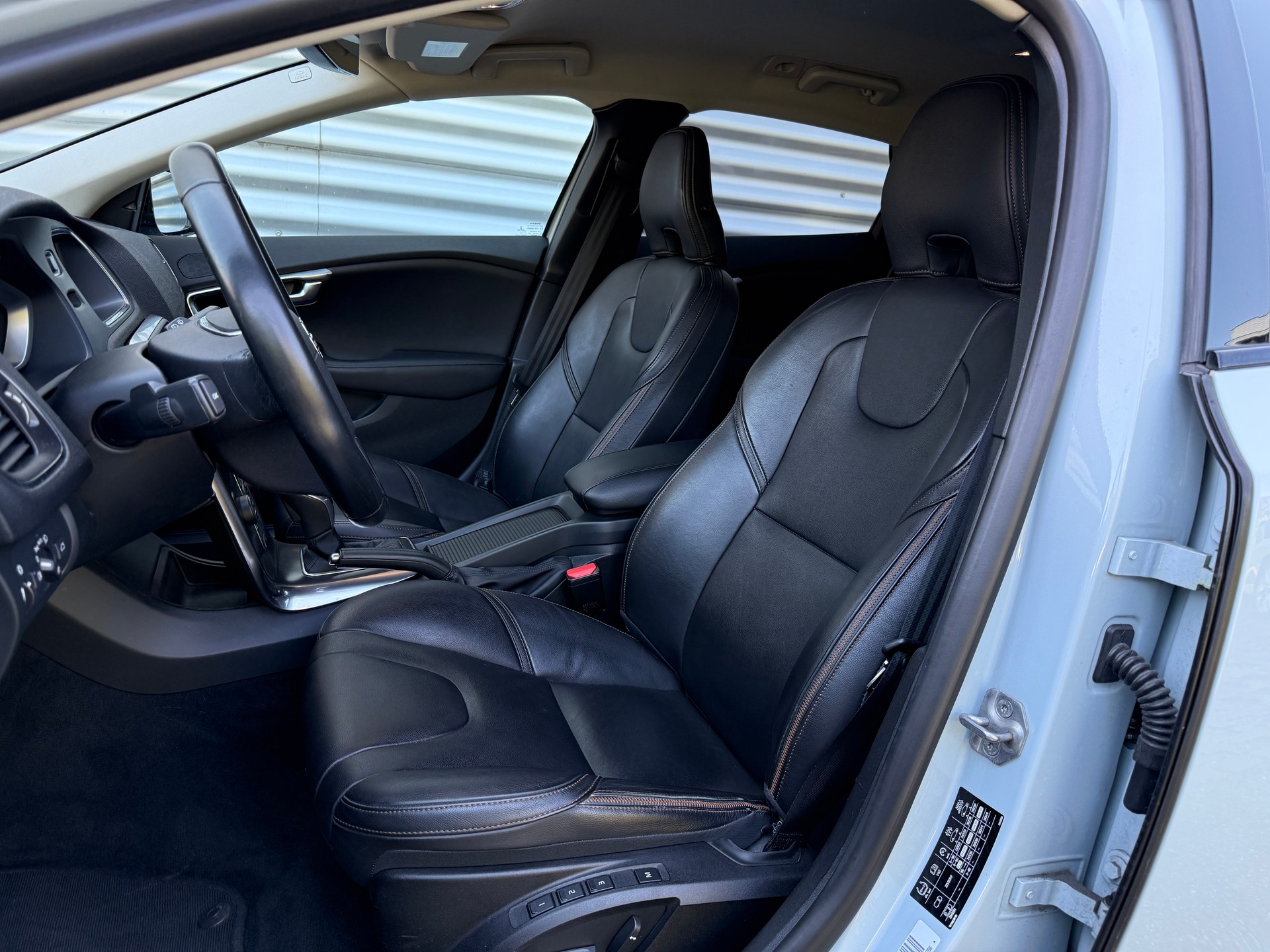 VOLVO V40 Cross Country T5 AWD Summum Geartronic-image-3