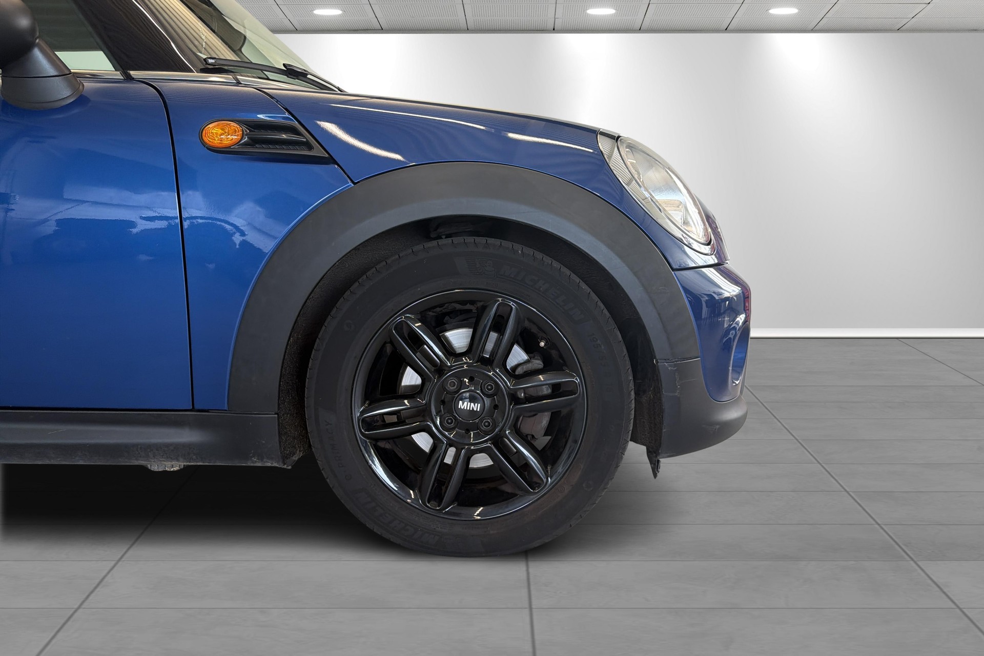 MINI One-showroom-element-3