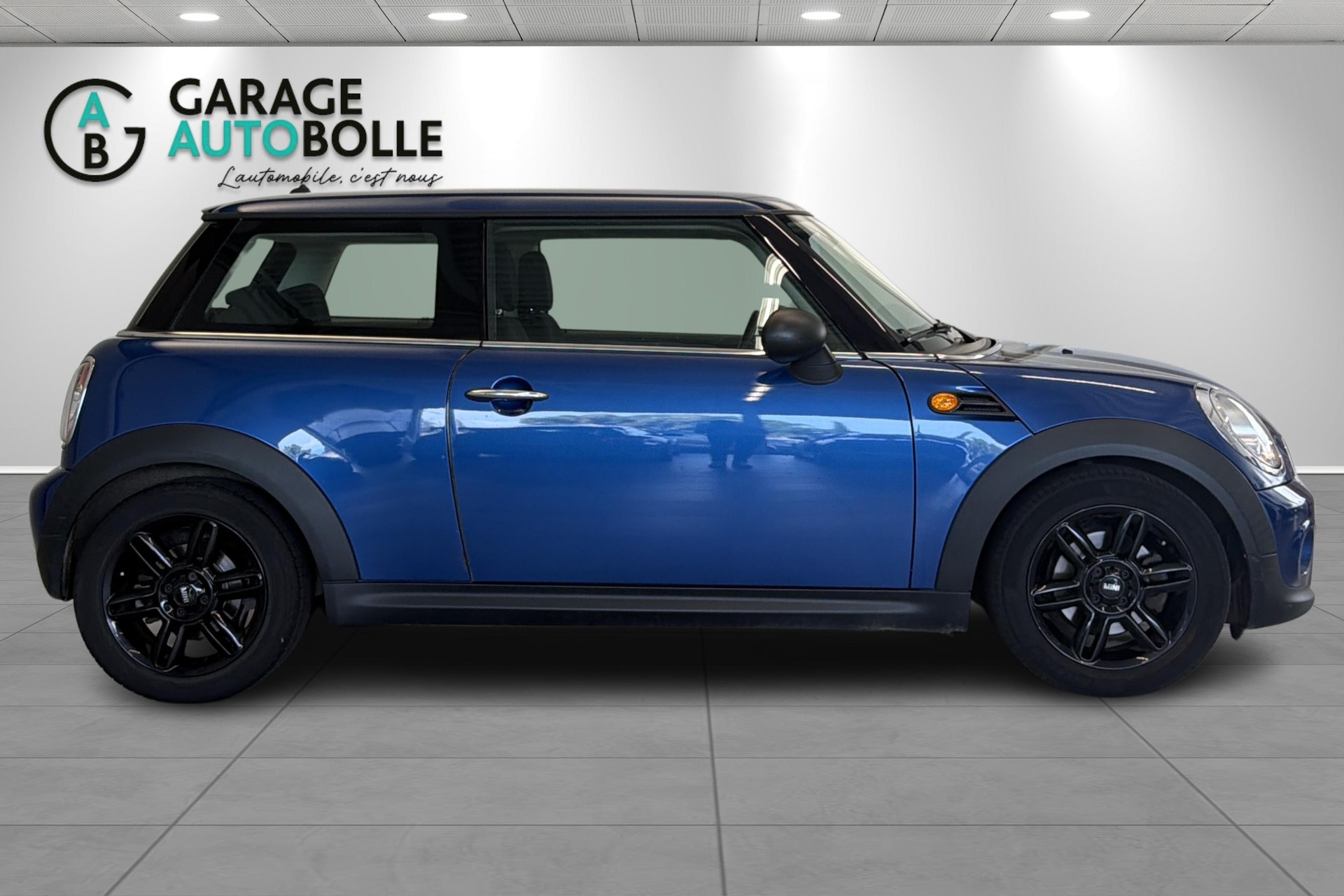 MINI One-showroom-element-2