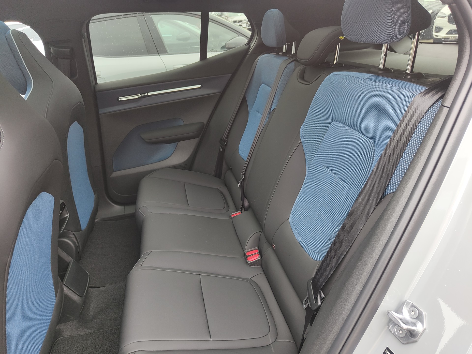 VOLVO EX30 E60 69kWh Twin Ultra-image-12