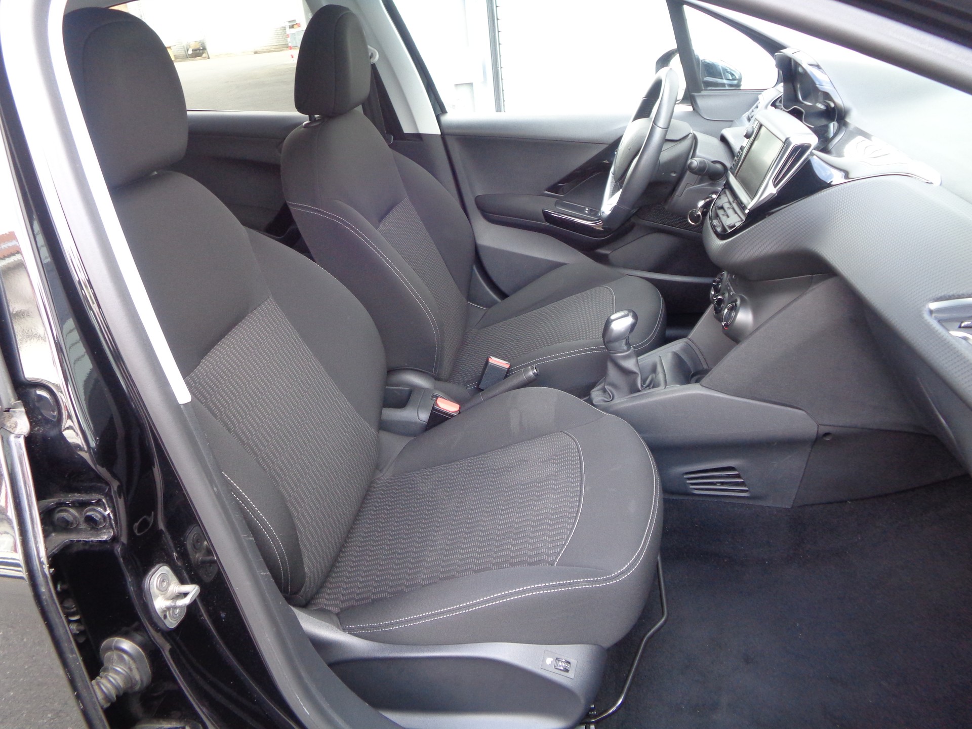 PEUGEOT 208 1.2 PureTech Style-image-11