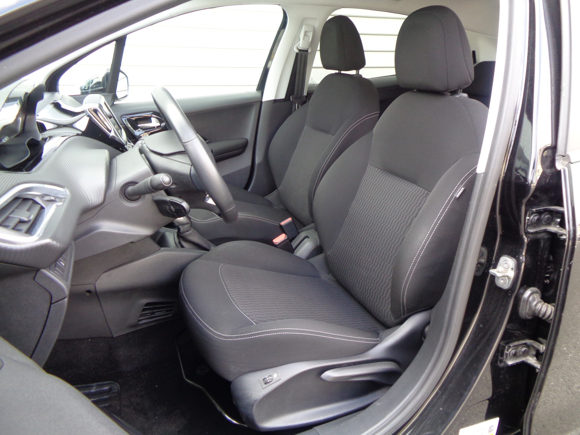 PEUGEOT 208 1.2 PureTech Style-image-5