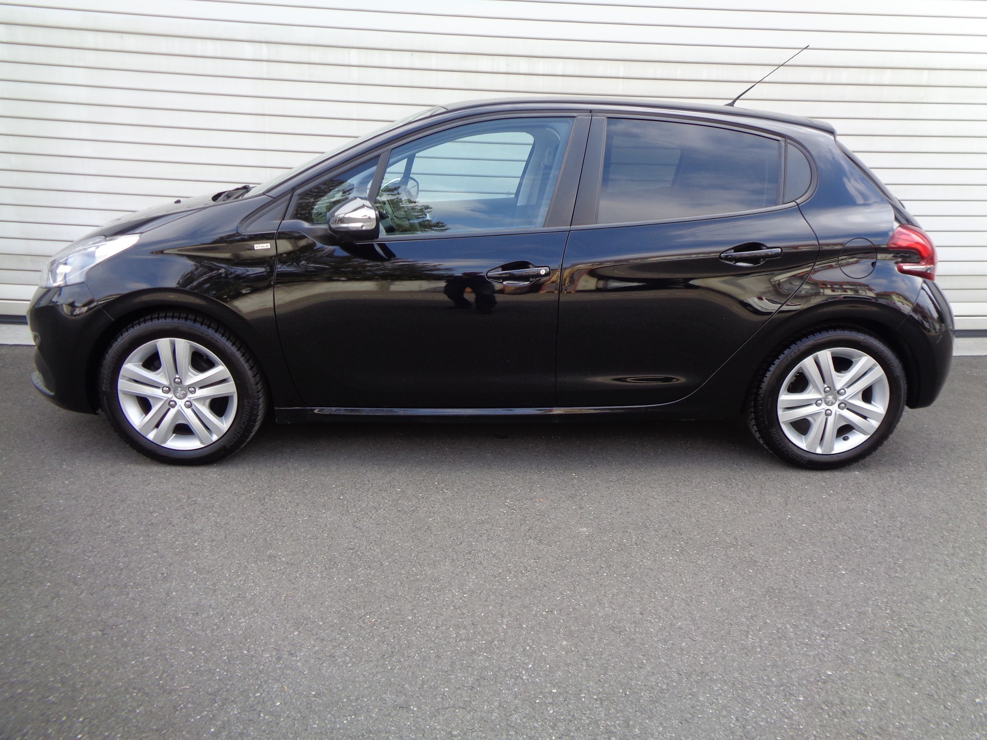 PEUGEOT 208 1.2 PureTech Style-image-4
