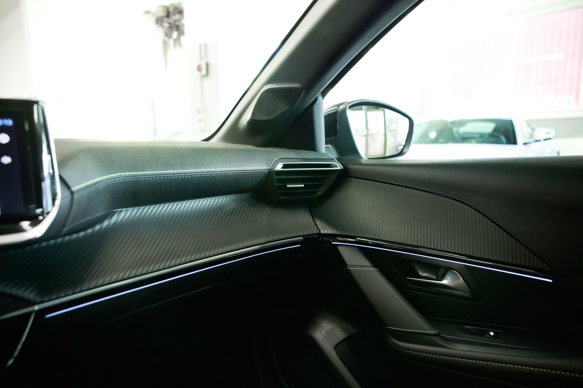 PEUGEOT 208 1.2 MHEV 110 GT-image-30