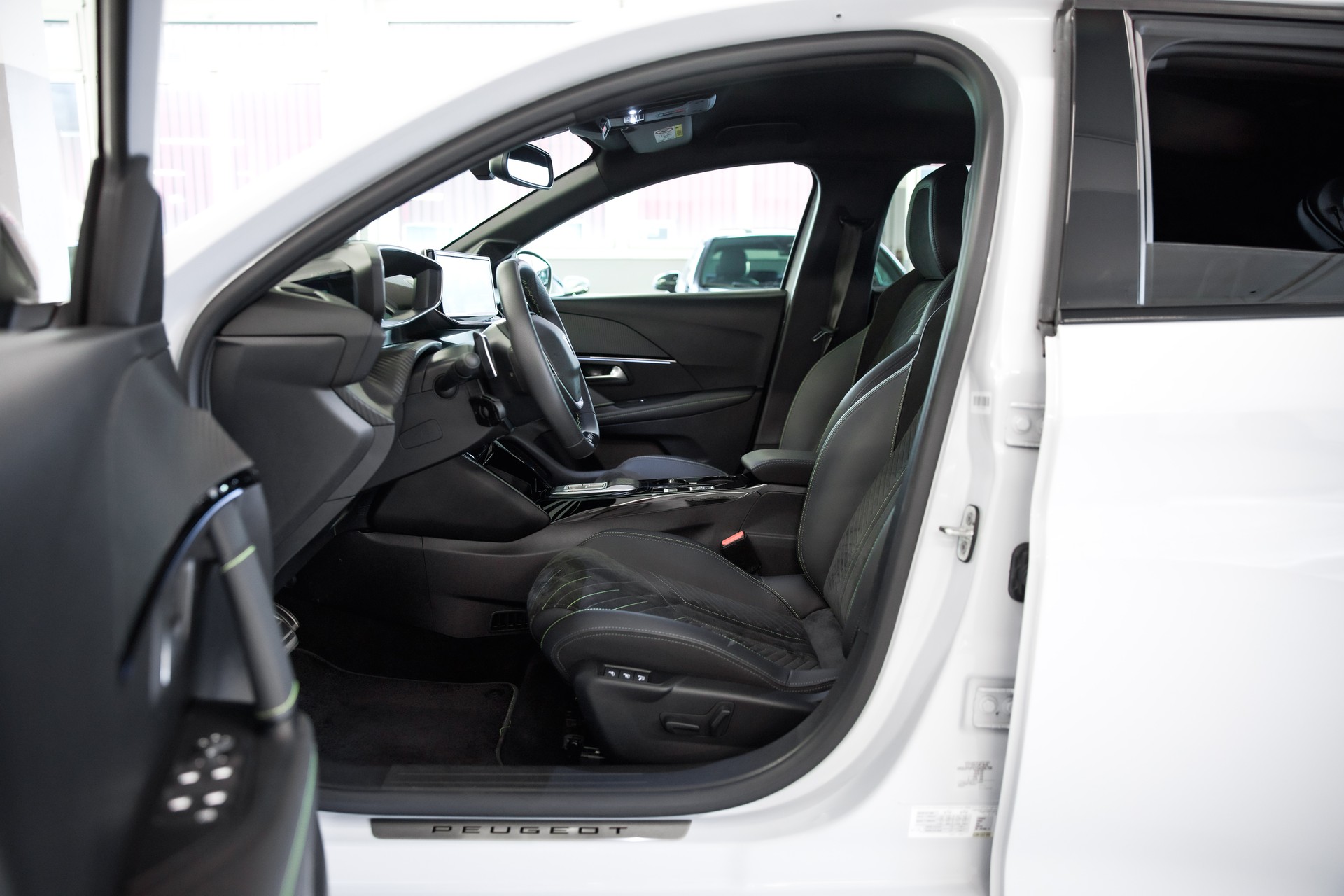 PEUGEOT 208 1.2 MHEV 110 GT-image-18
