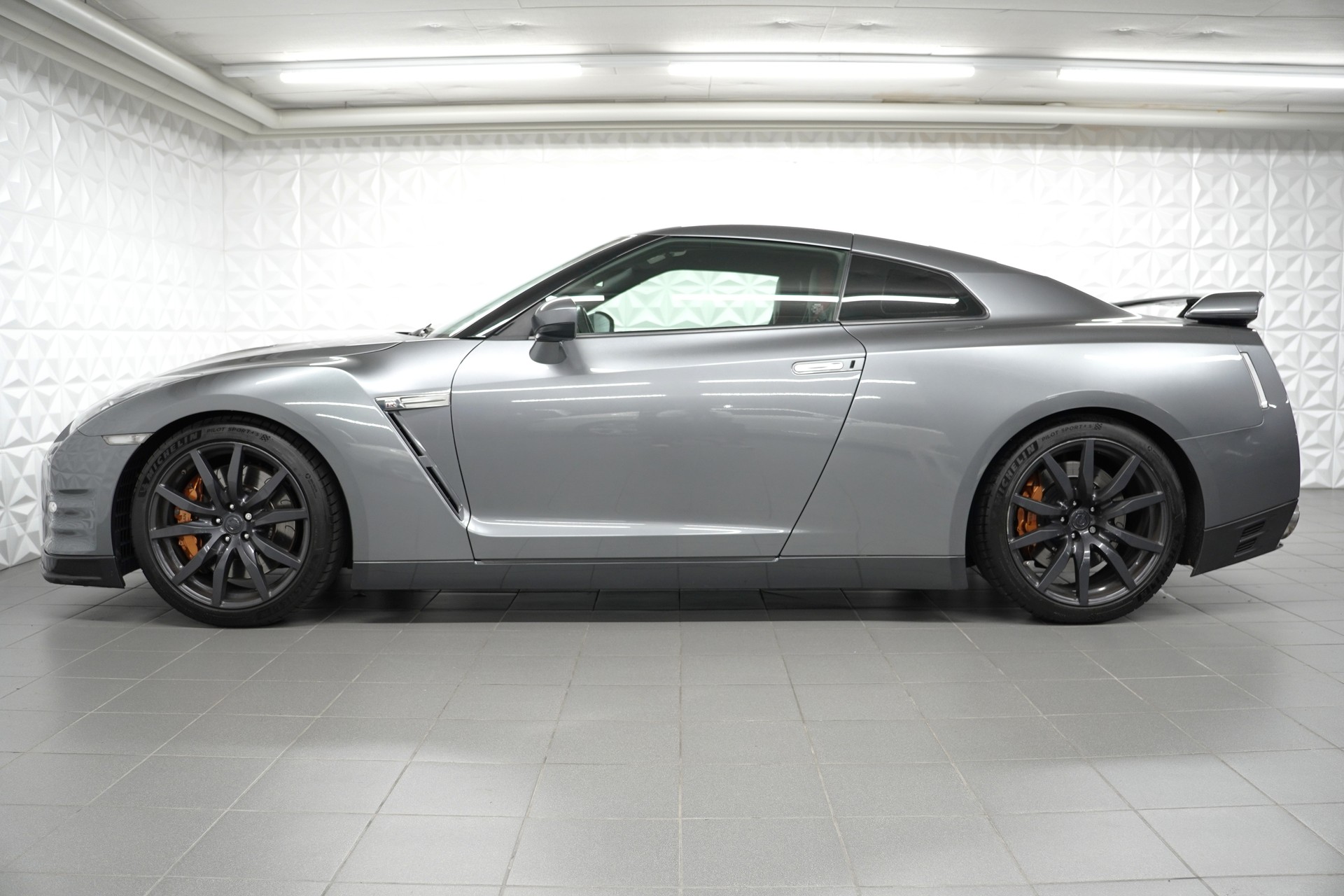NISSAN GT-R 3.8 V6 Biturbo Premium Edition-showroom-element-1