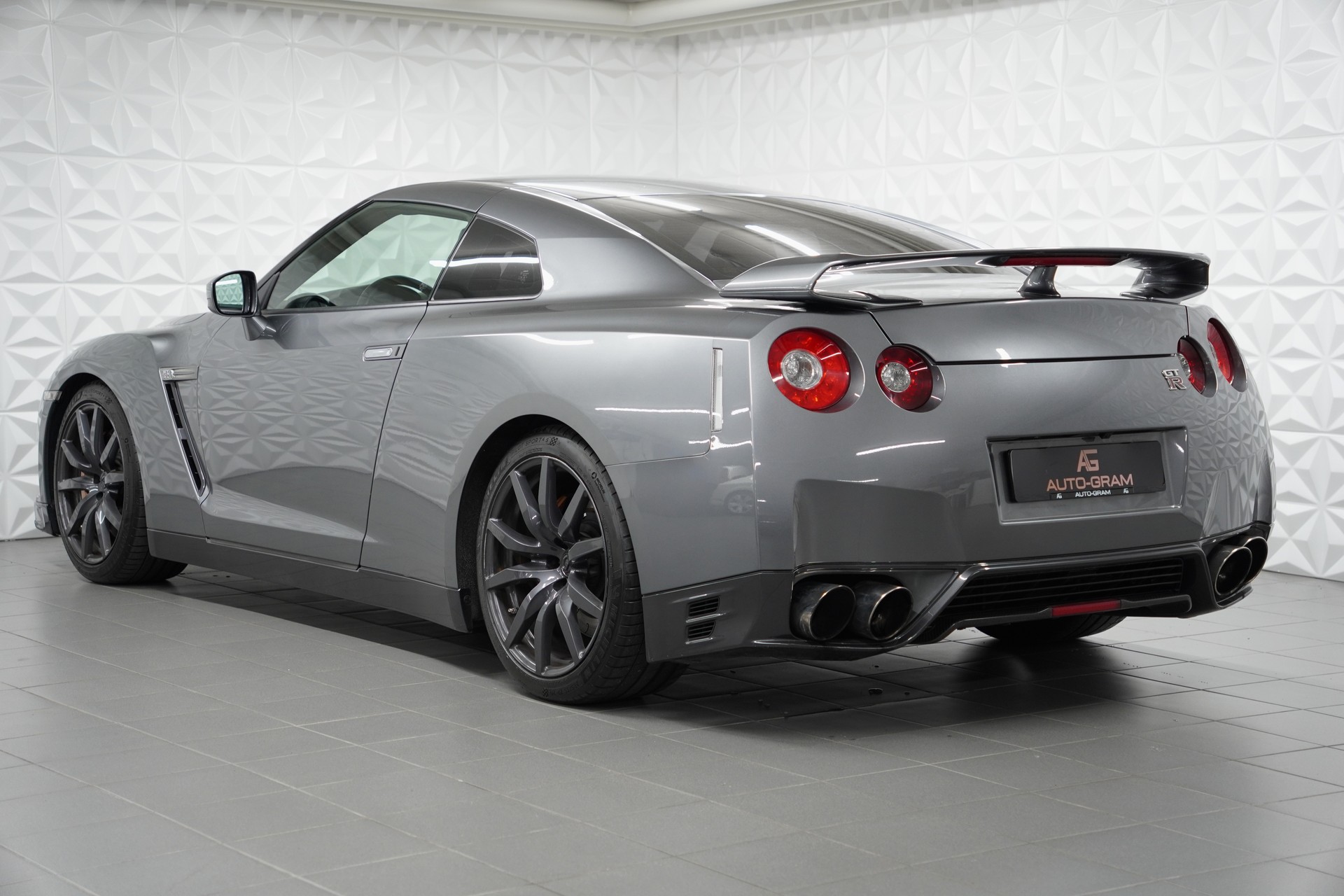 NISSAN GT-R 3.8 V6 Biturbo Premium Edition-showroom-element-2