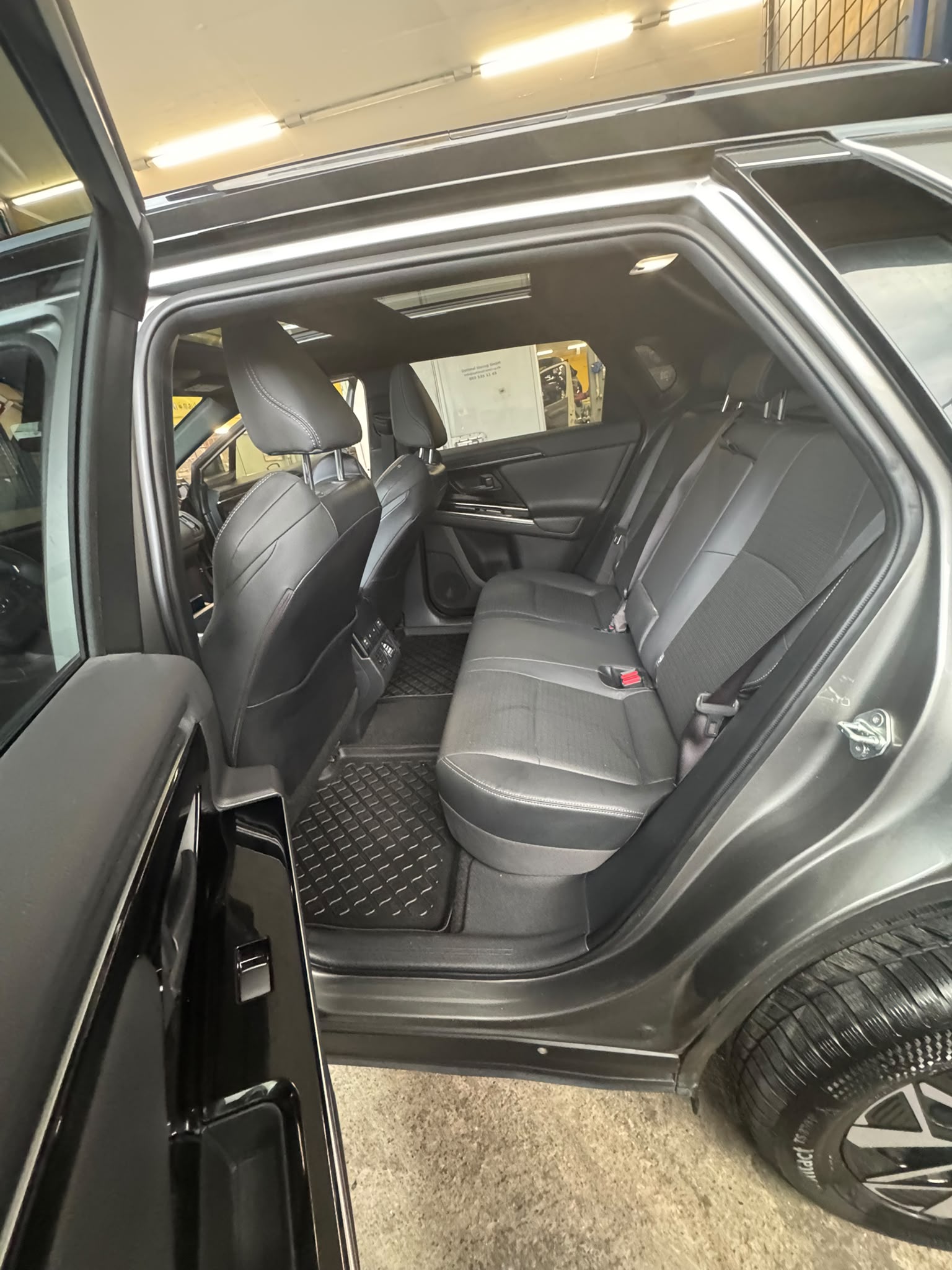 TOYOTA Premium AWD-image-3