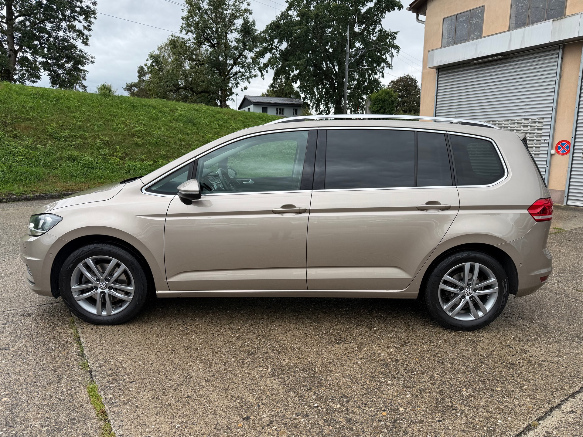 VW Touran 2.0 TDI BlueMotion Technology Highline-showroom-element-1