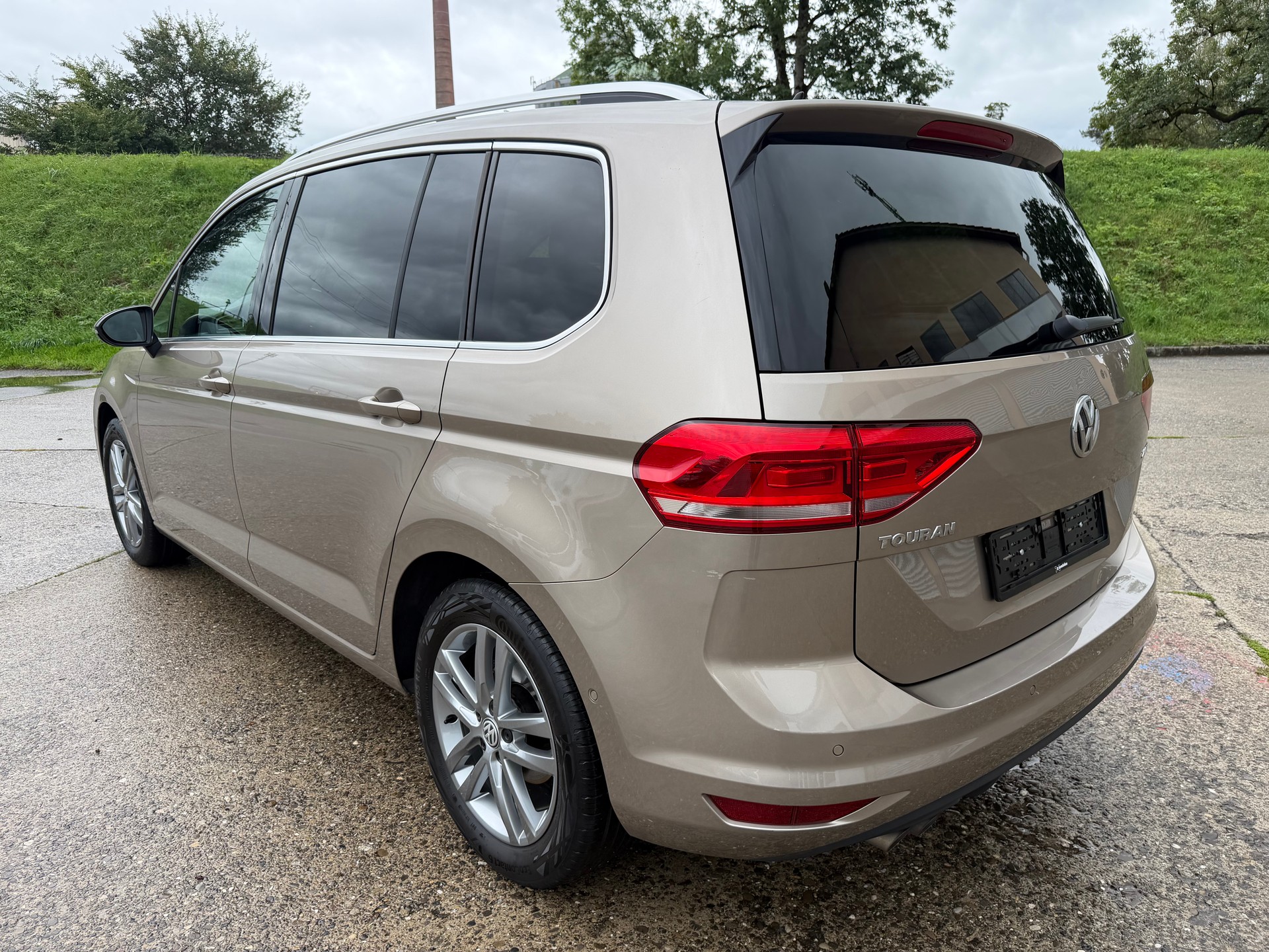 VW Touran 2.0 TDI BlueMotion Technology Highline-showroom-element-2