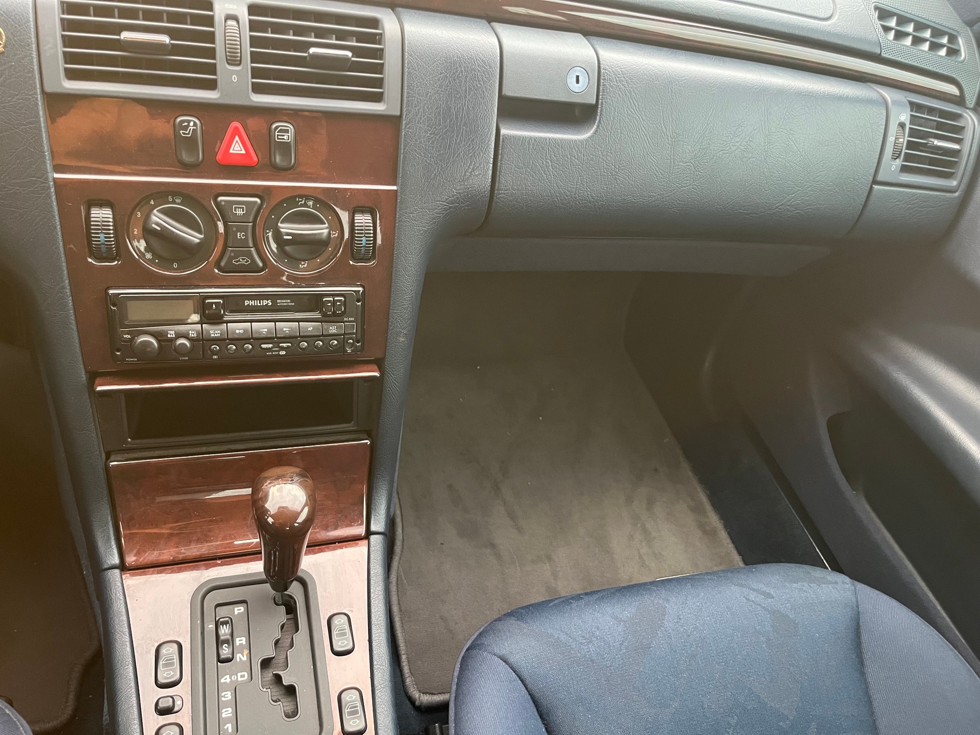 MERCEDES-BENZ E 290 TD Classic-image-12