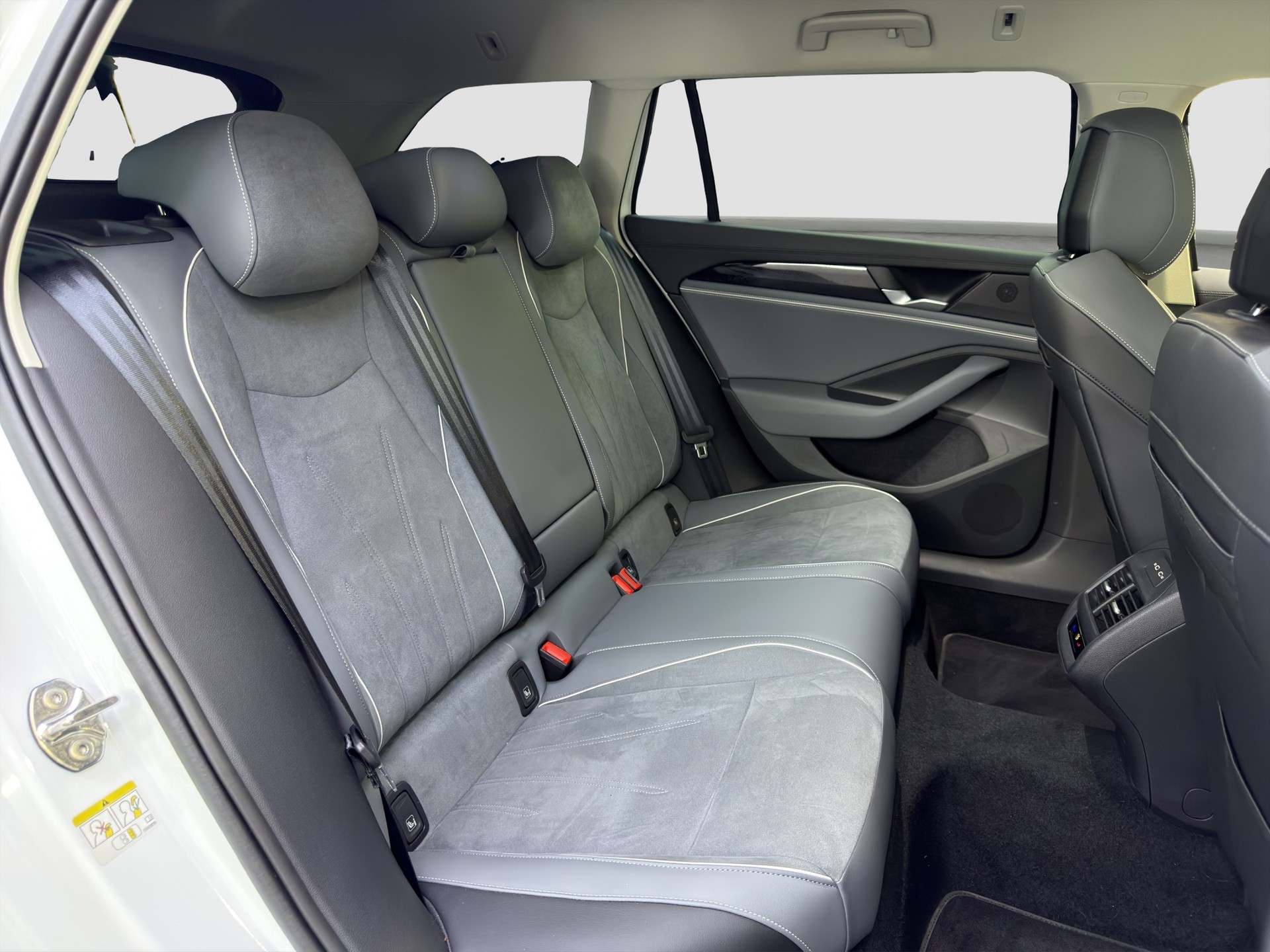 VW Passat Variant 2.0 TDI evo Business DSG-image-14