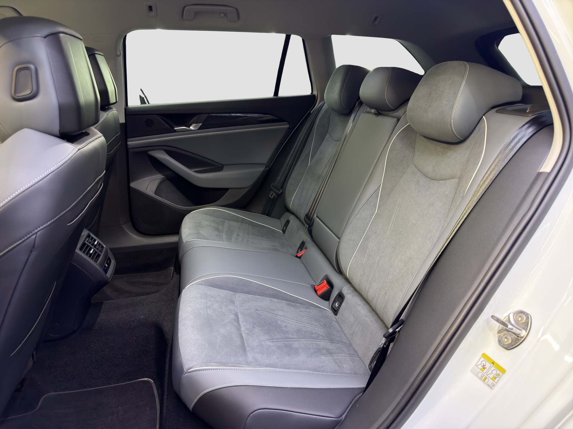 VW Passat Variant 2.0 TDI evo Business DSG-image-12