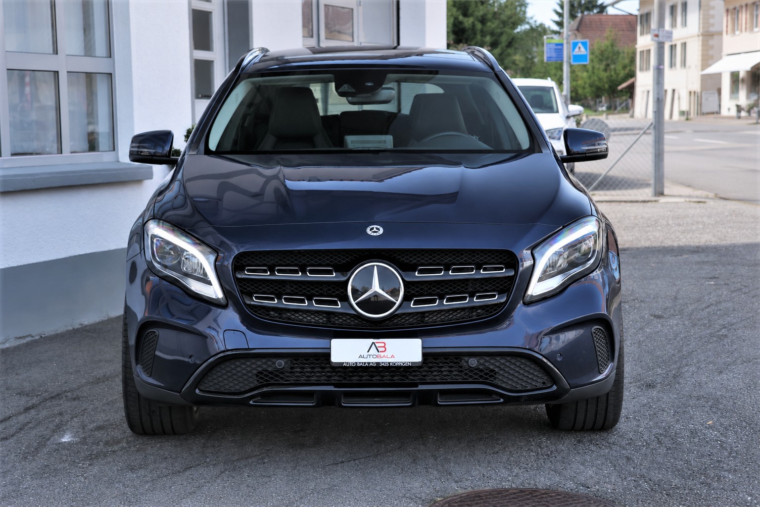 MERCEDES-BENZ GLA 200 d Swiss Star Edition Urban 4Matic 7G-DCT (CH)-showroom-element-1