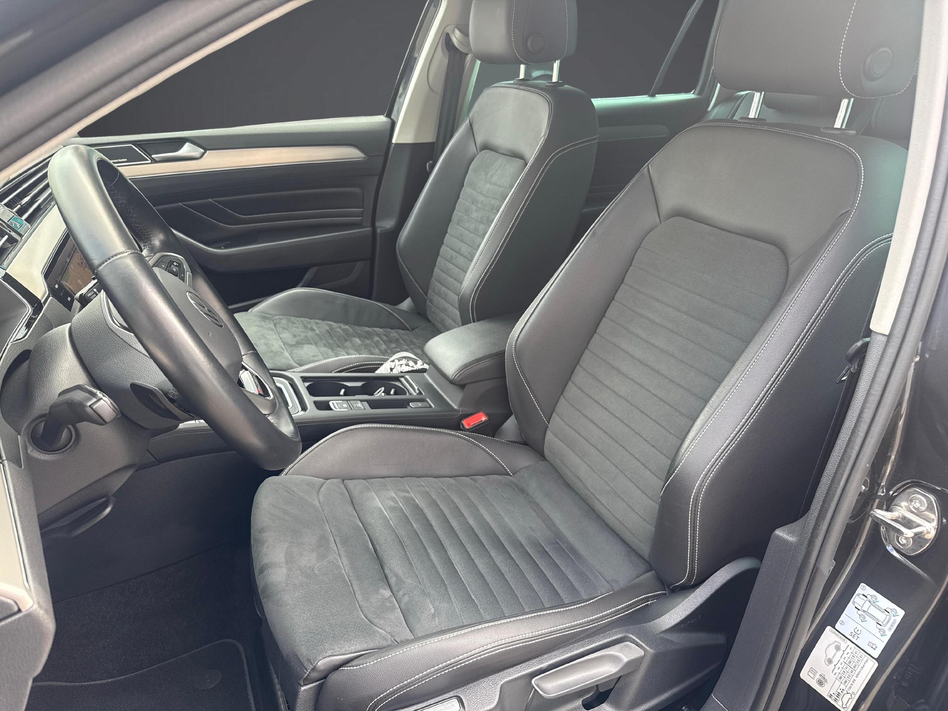 VW Passat Variant 2.0 TSI Elegance DSG 4m-image-7