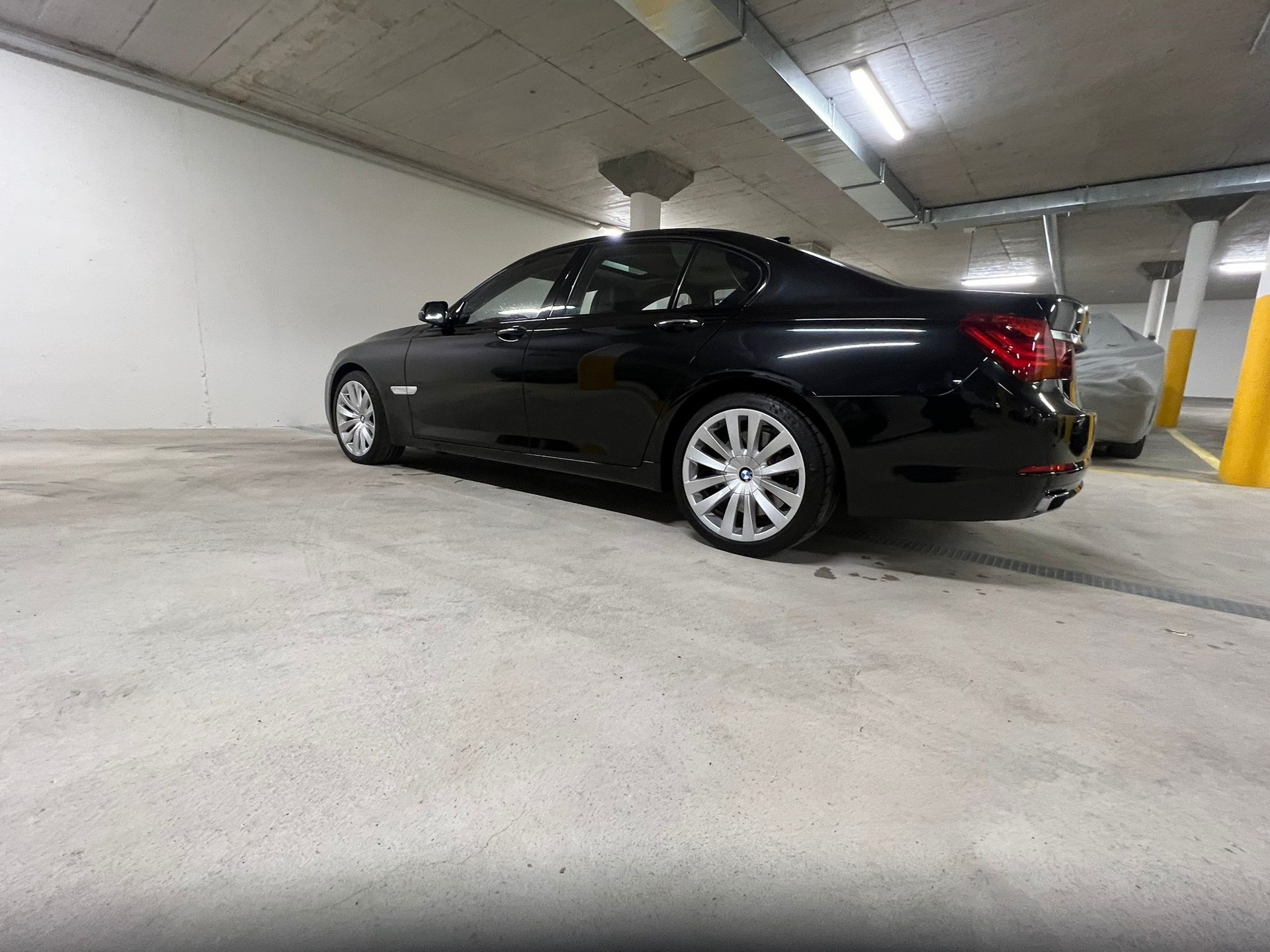 BMW 750i xDrive-image-5