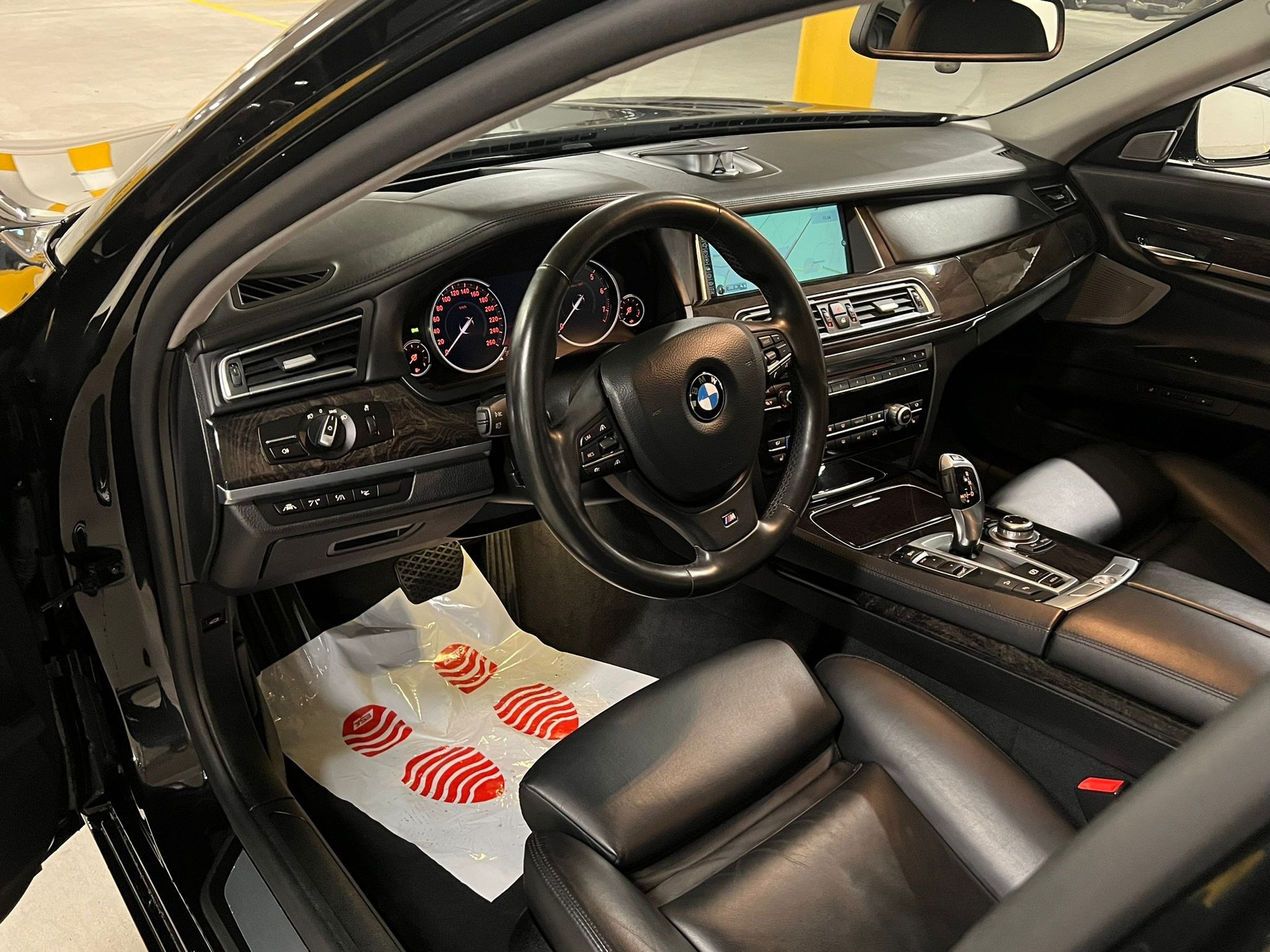 BMW 750i xDrive-image-9