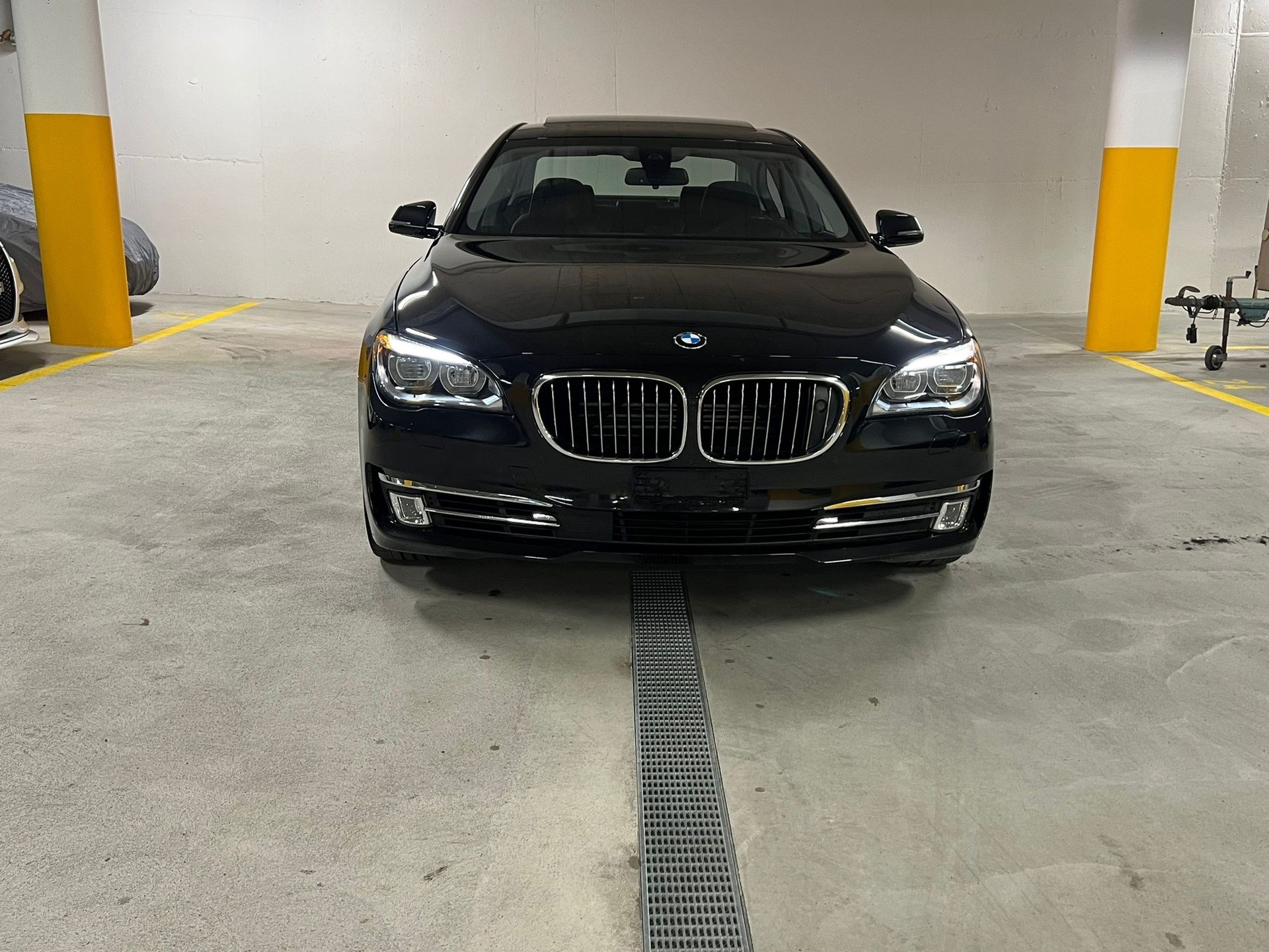 BMW 750i xDrive-image-3