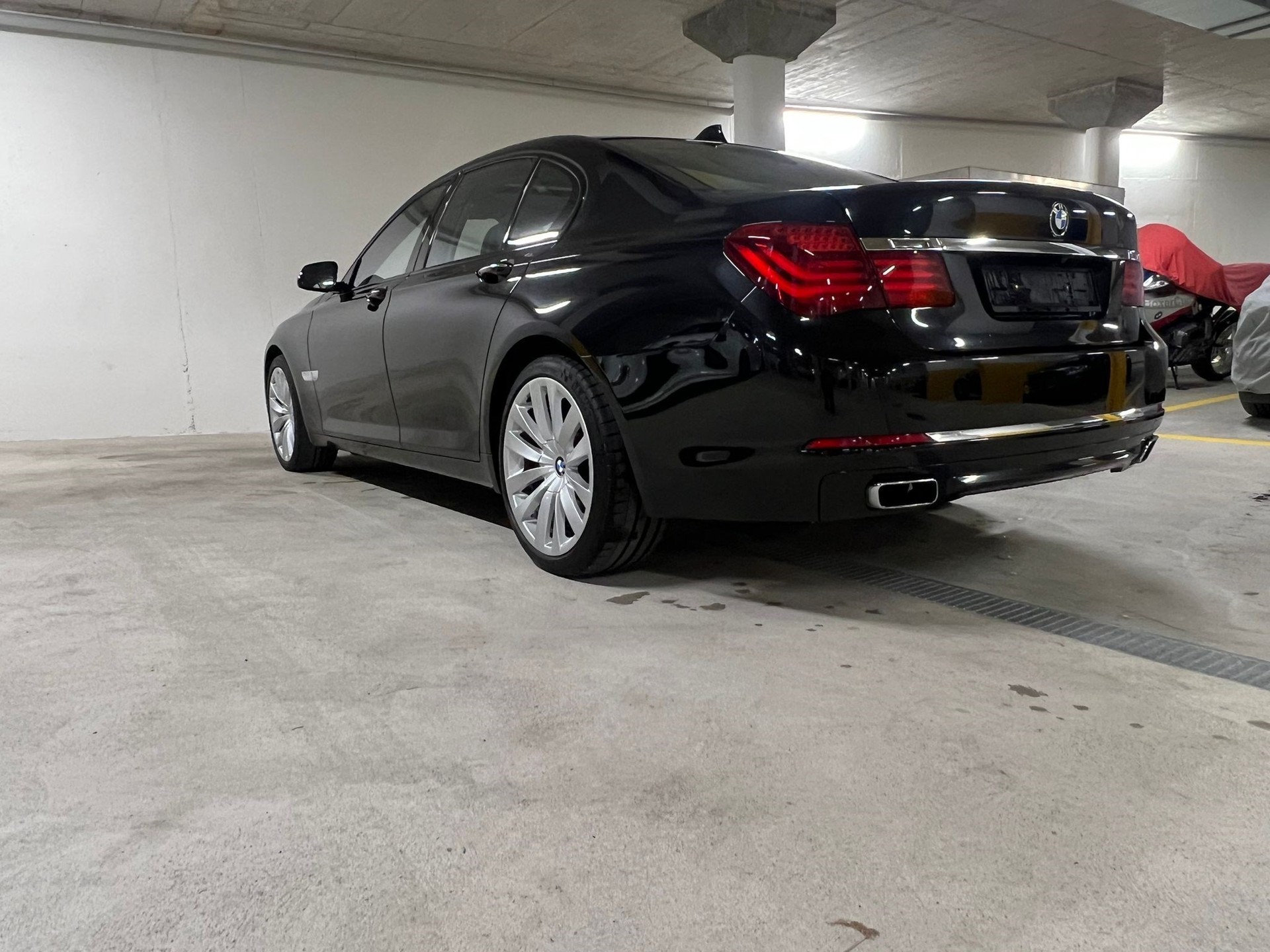 BMW 750i xDrive-image-7