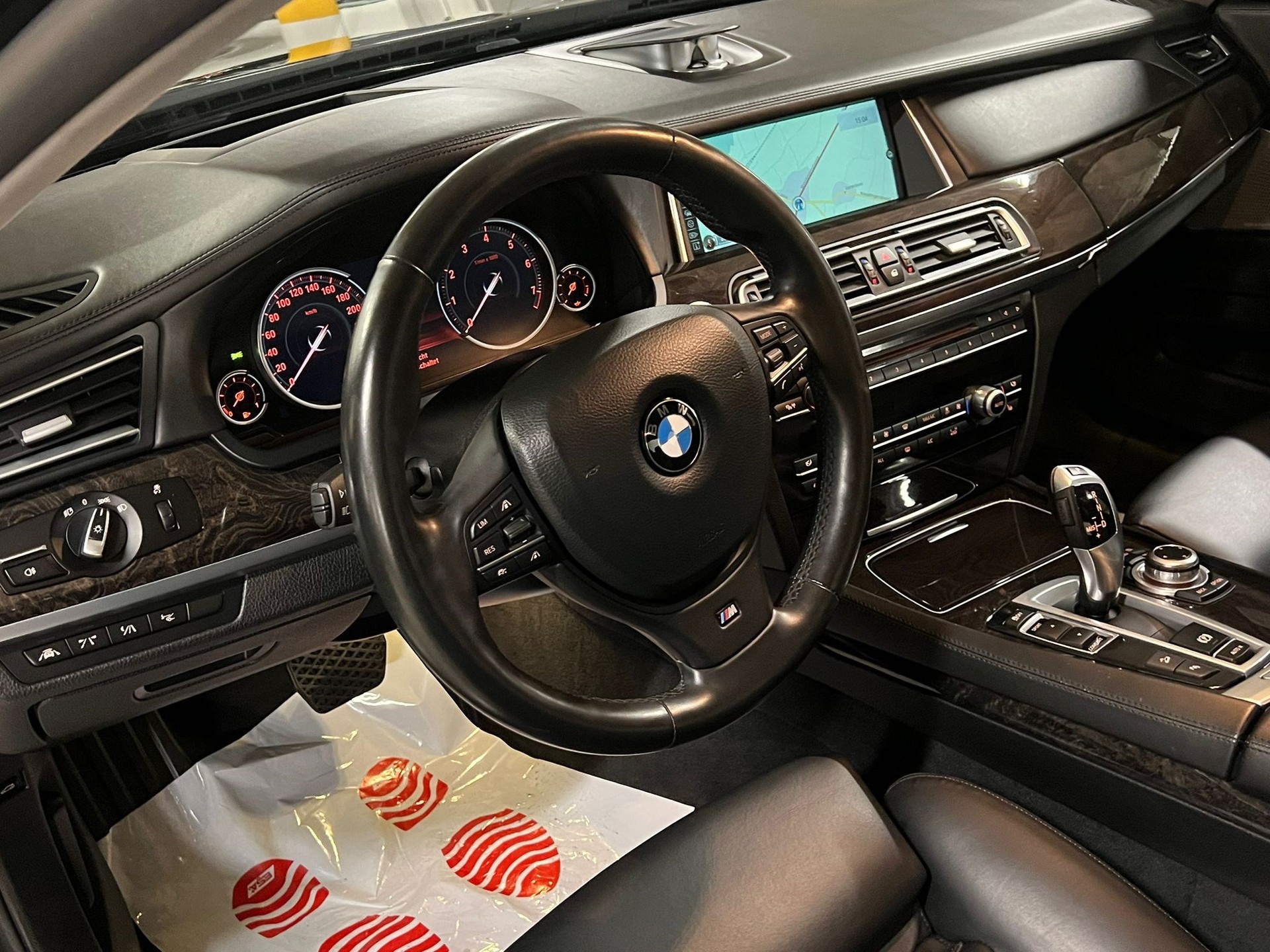 BMW 750i xDrive-image-12