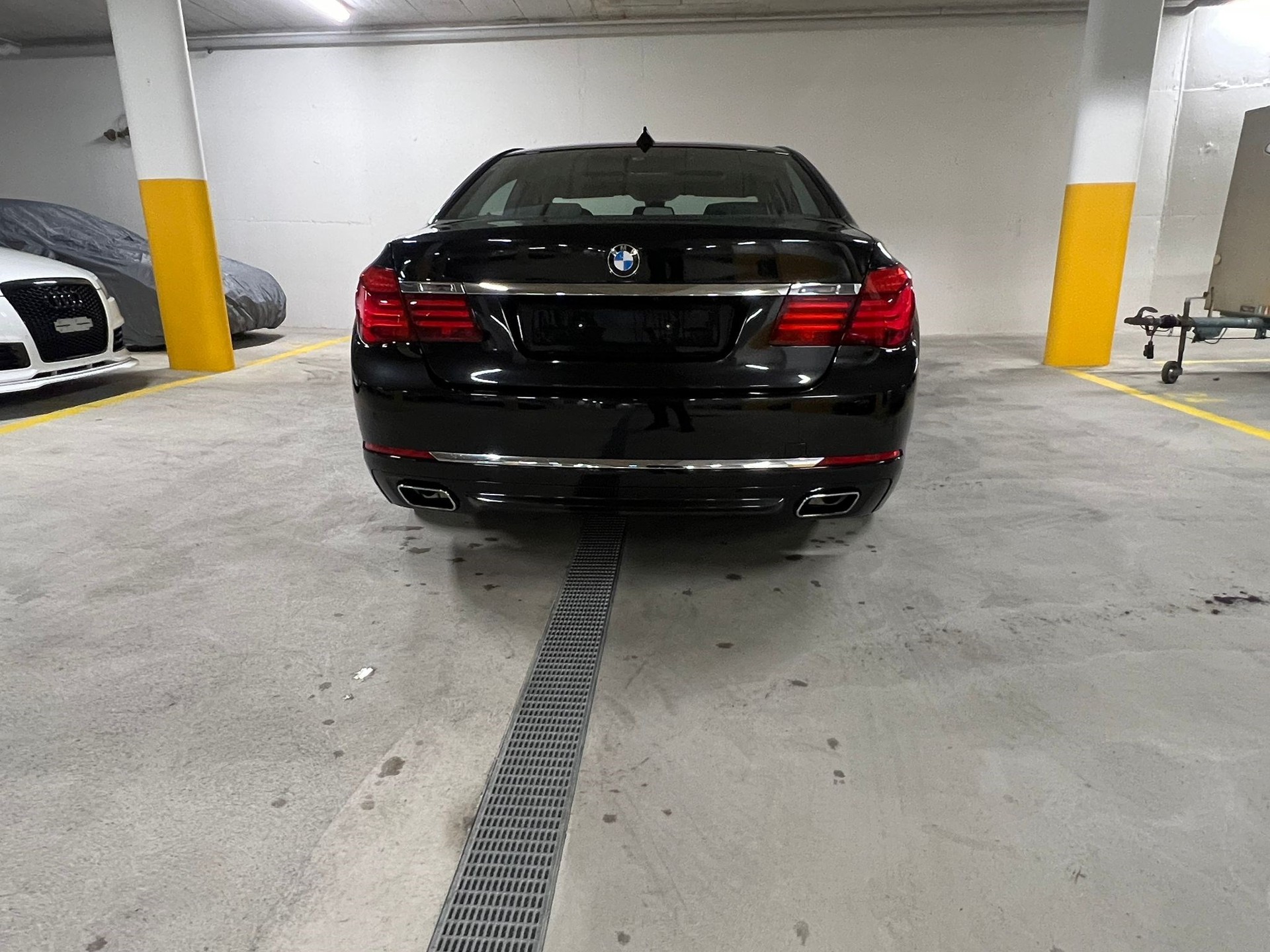 BMW 750i xDrive-image-8