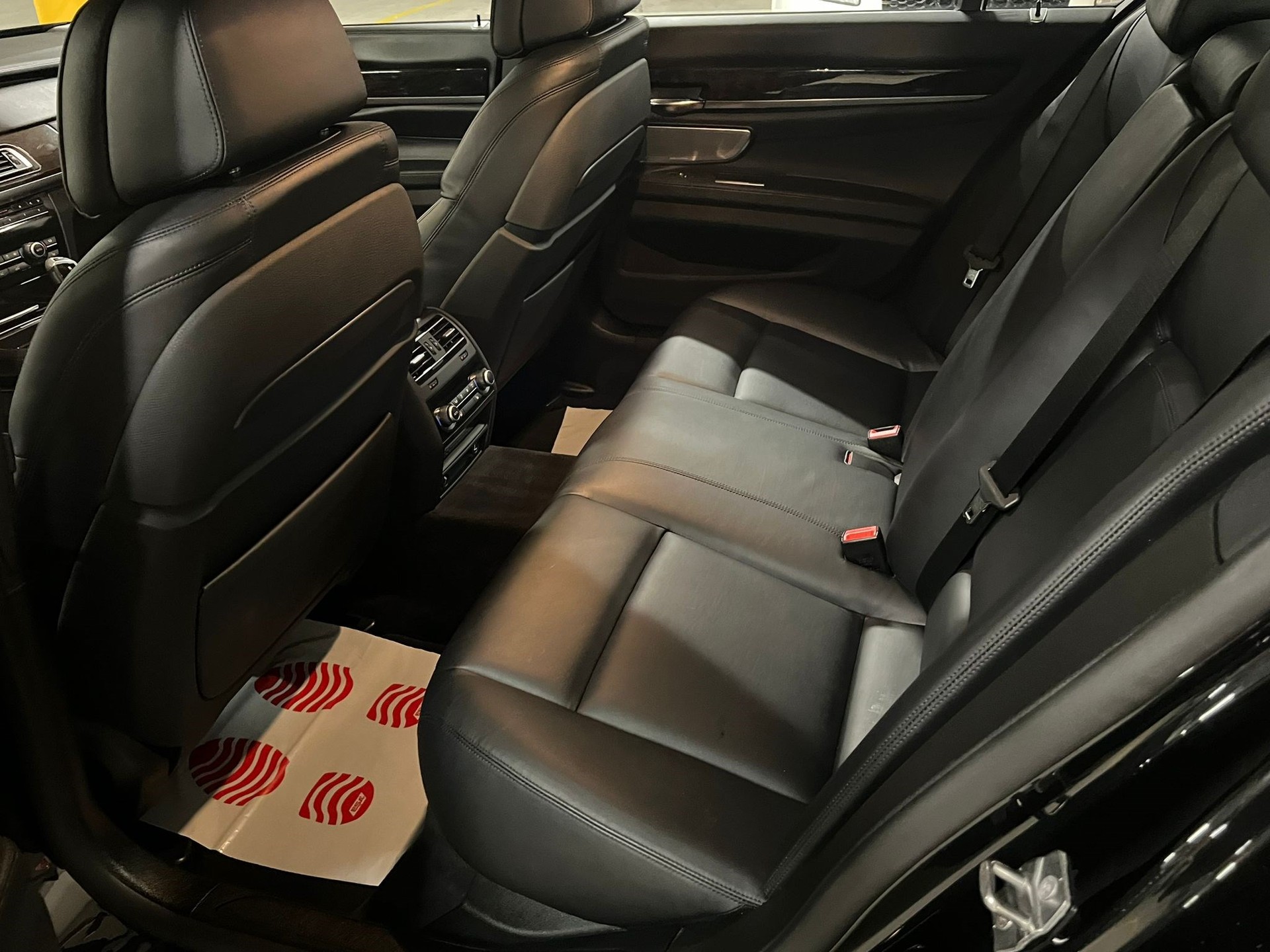 BMW 750i xDrive-image-10