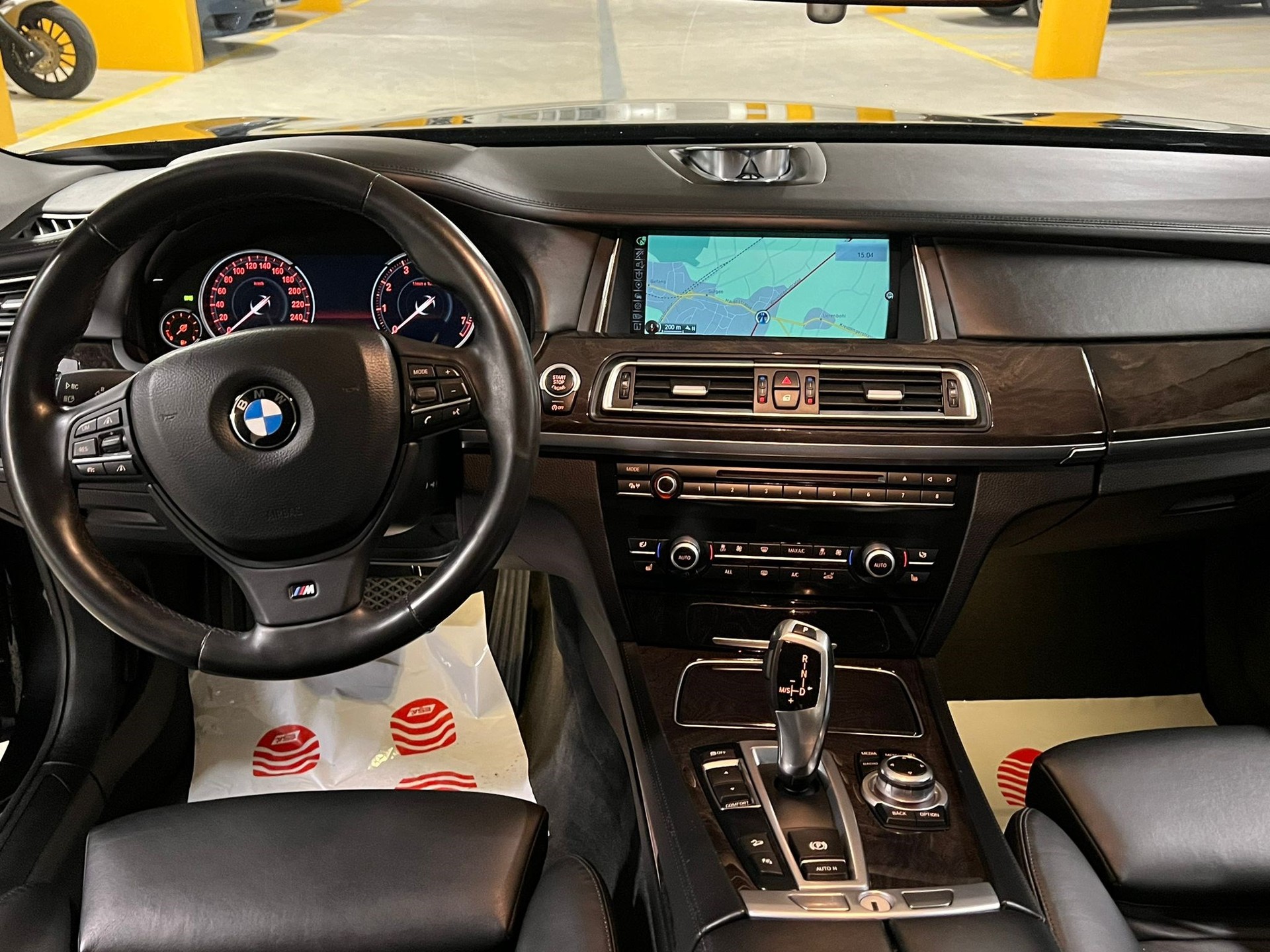 BMW 750i xDrive-image-14