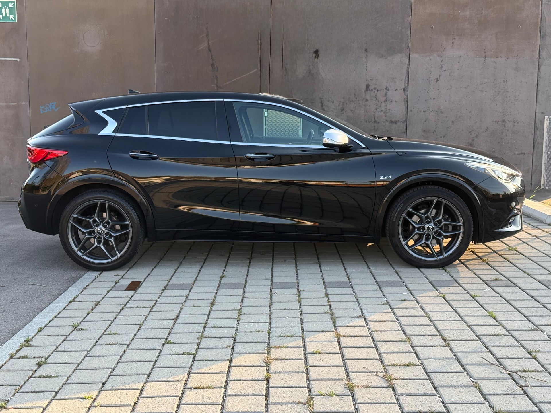INFINITI Q30 2.2d Premium AWD DCT-showroom-element-3