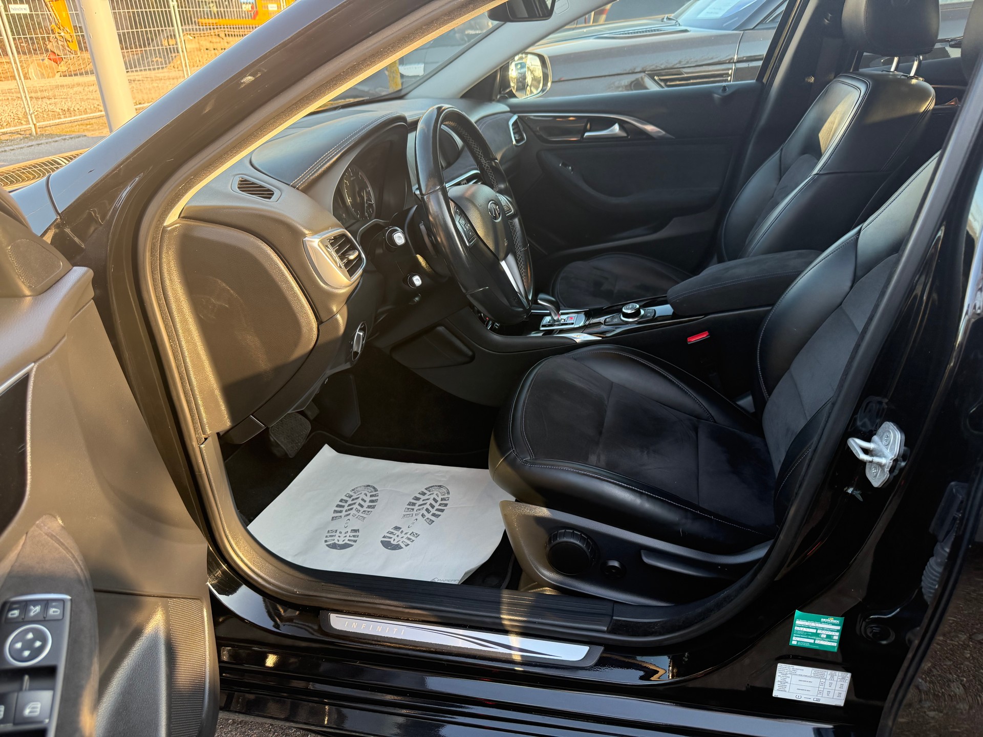 INFINITI Q30 2.2d Premium AWD DCT-image-9