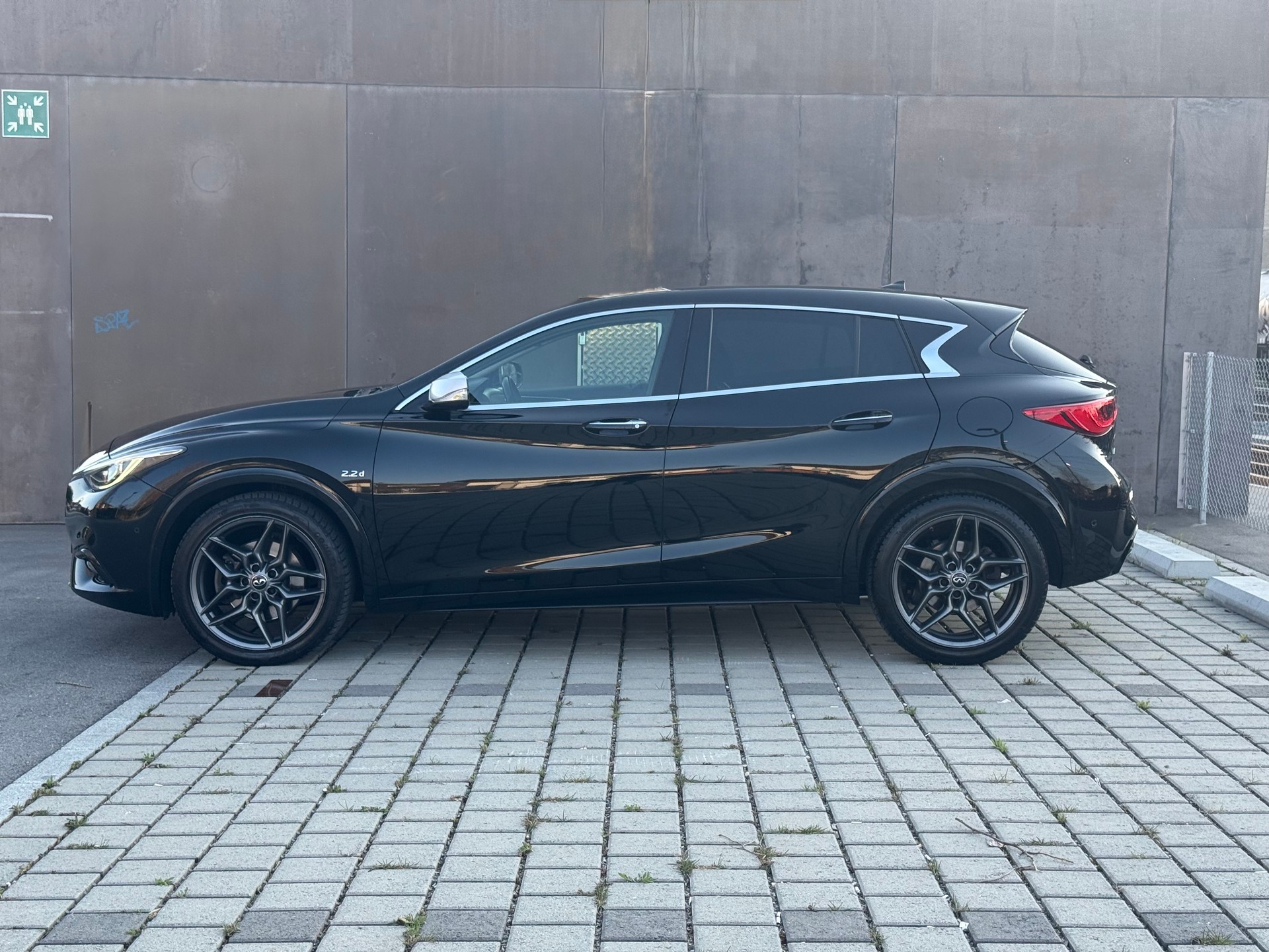 INFINITI Q30 2.2d Premium AWD DCT-showroom-element-1