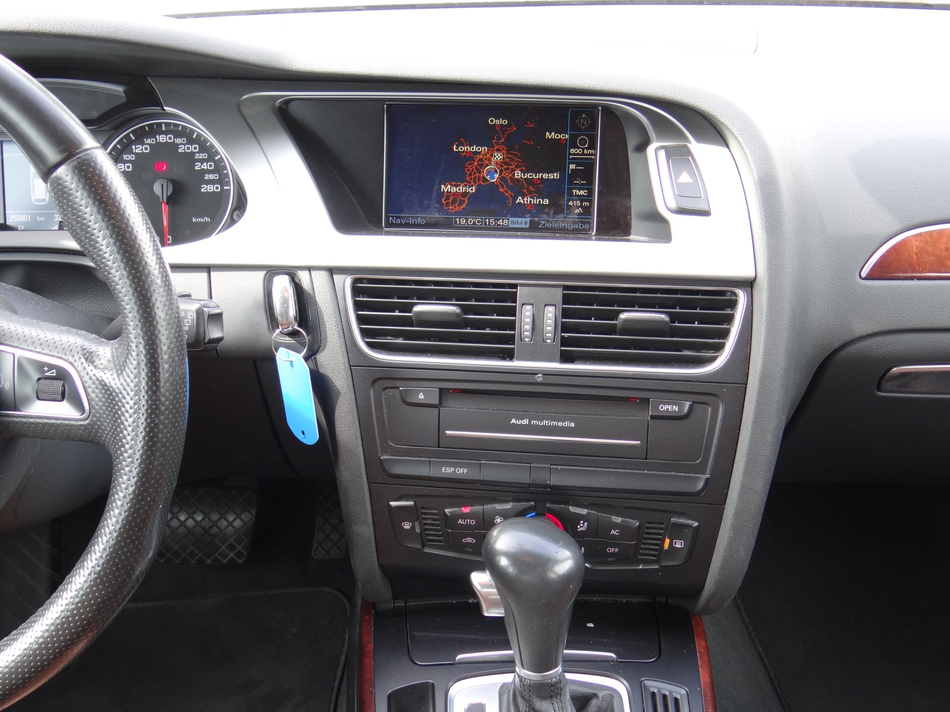 AUDI A4 Avant 2.0 TDI multitronic-image-17