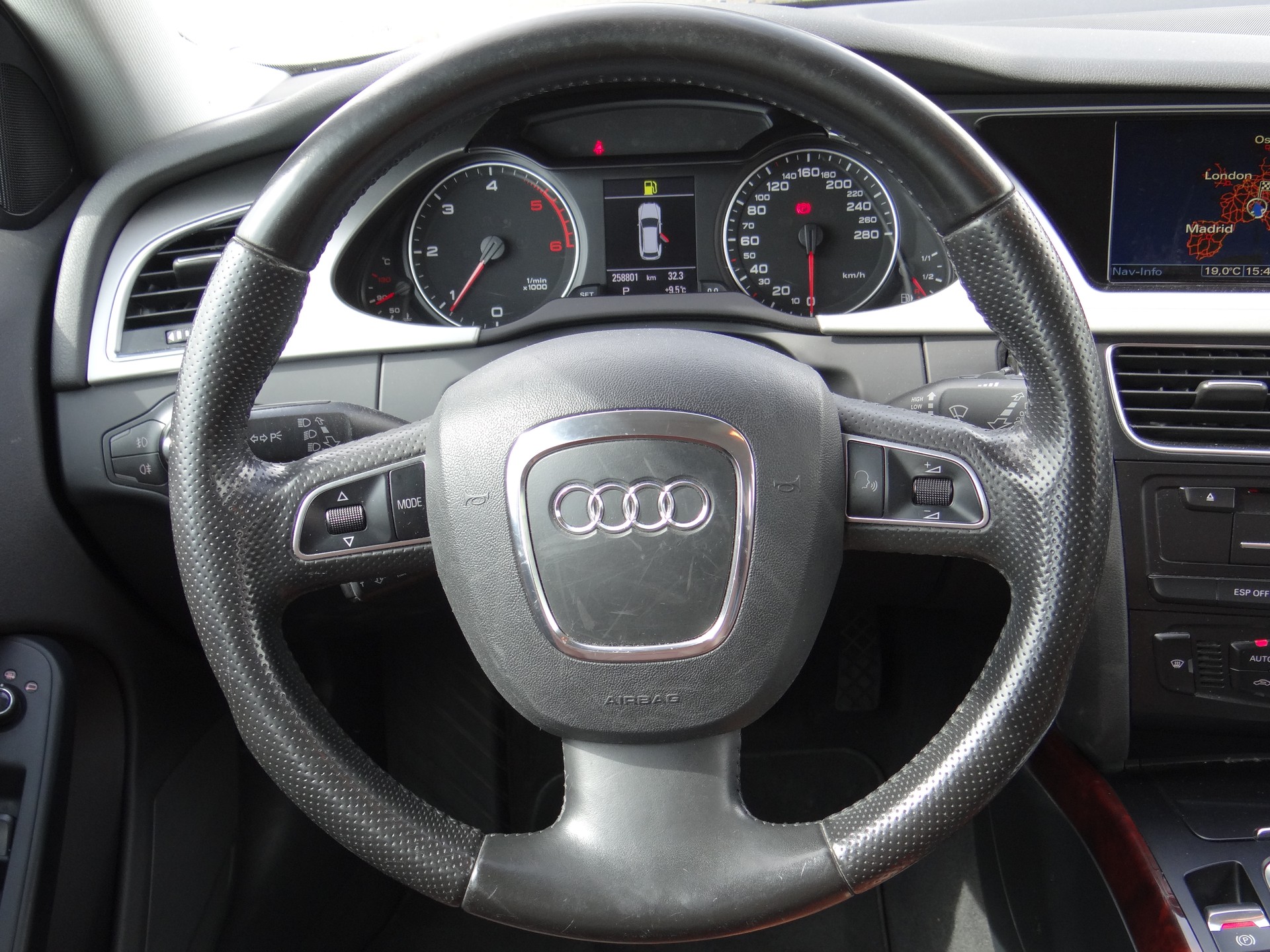 AUDI A4 Avant 2.0 TDI multitronic-image-16